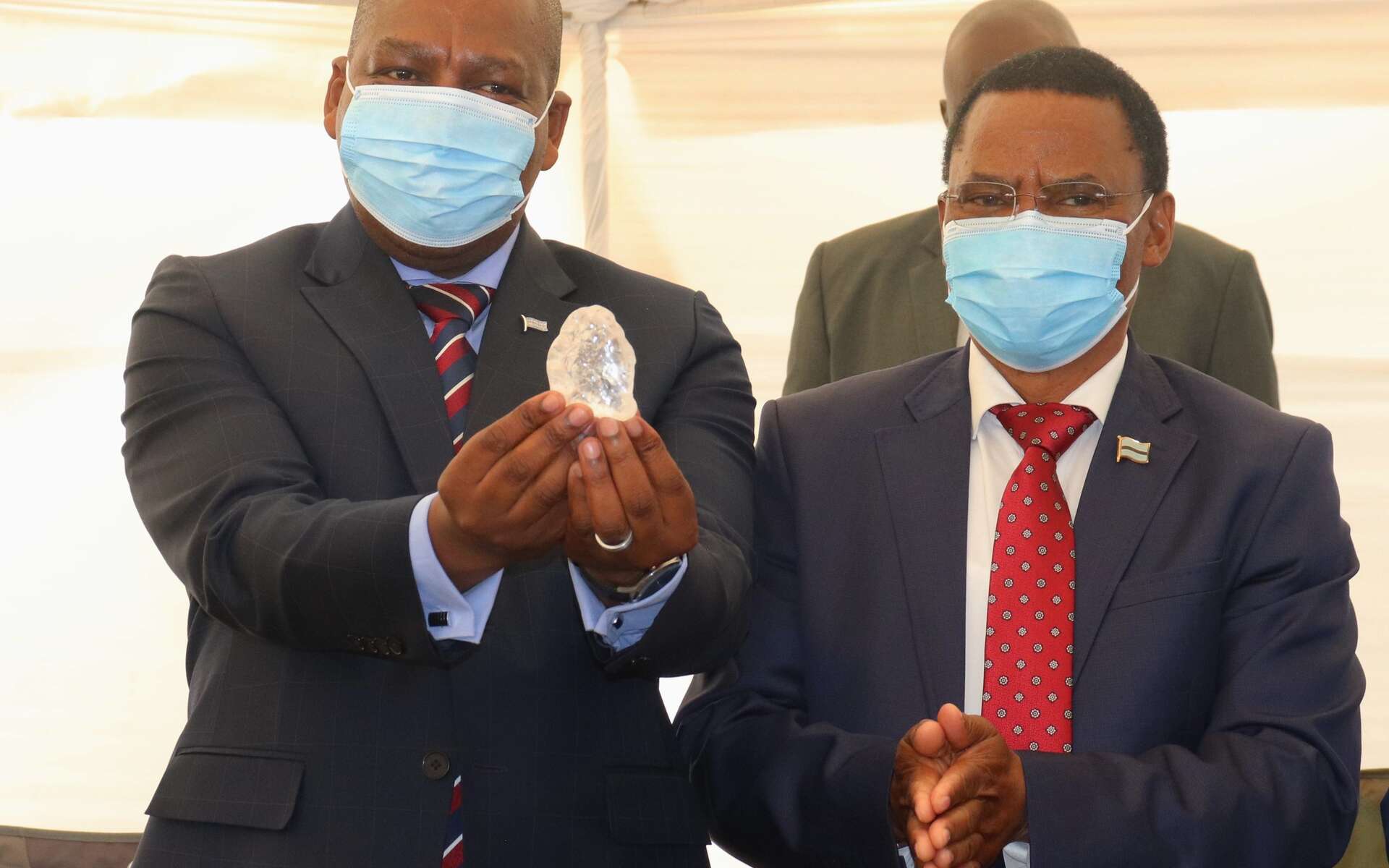 Le diamant de 1.098 carats a été présenté par le président du Botswana Mokgweetsi Masisi. © Botswana Government, Twitter