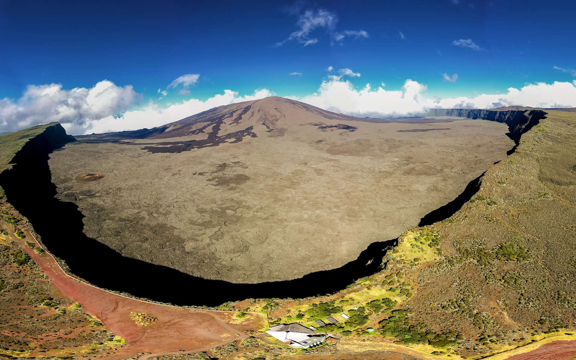 Piton de la Fournaise : mais comment s'est formée cette immense structure qu'est l'Enclos Fouqué ?