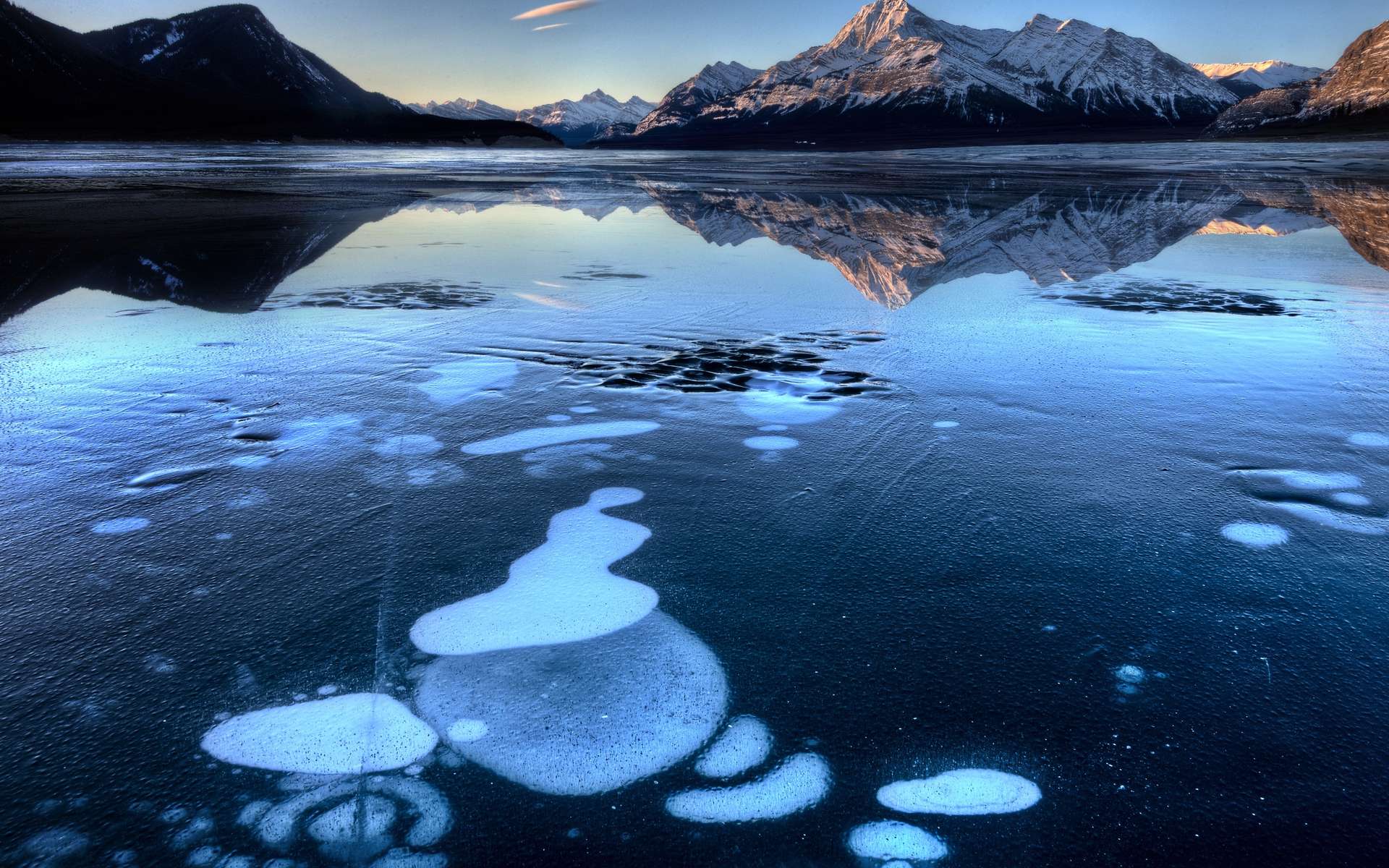 Des bulles de méthane piégées sous la glace du lac Abraham, un lac artificiel sur la rivière Saskatchewan Nord à l'ouest de l'Alberta au Canada. © Fotolia, pictureguy32