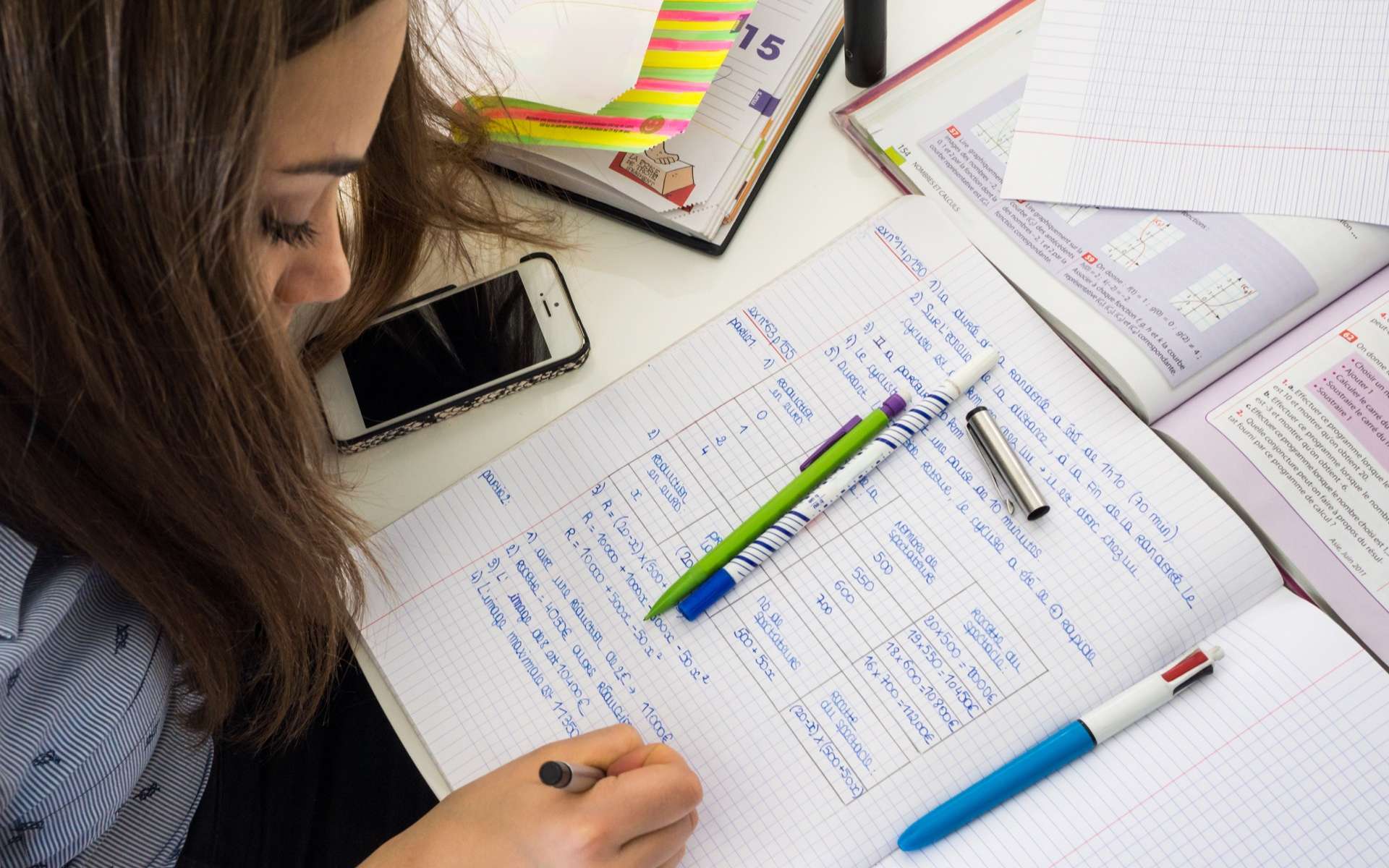 « Presque tout le monde l'utilise » : comment l'IA s'est imposée dans les révisions du Bac