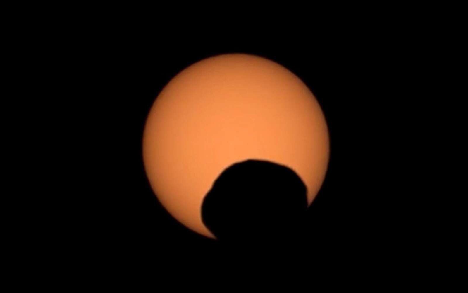 Un oeil géant photographié dans le ciel de Mars !