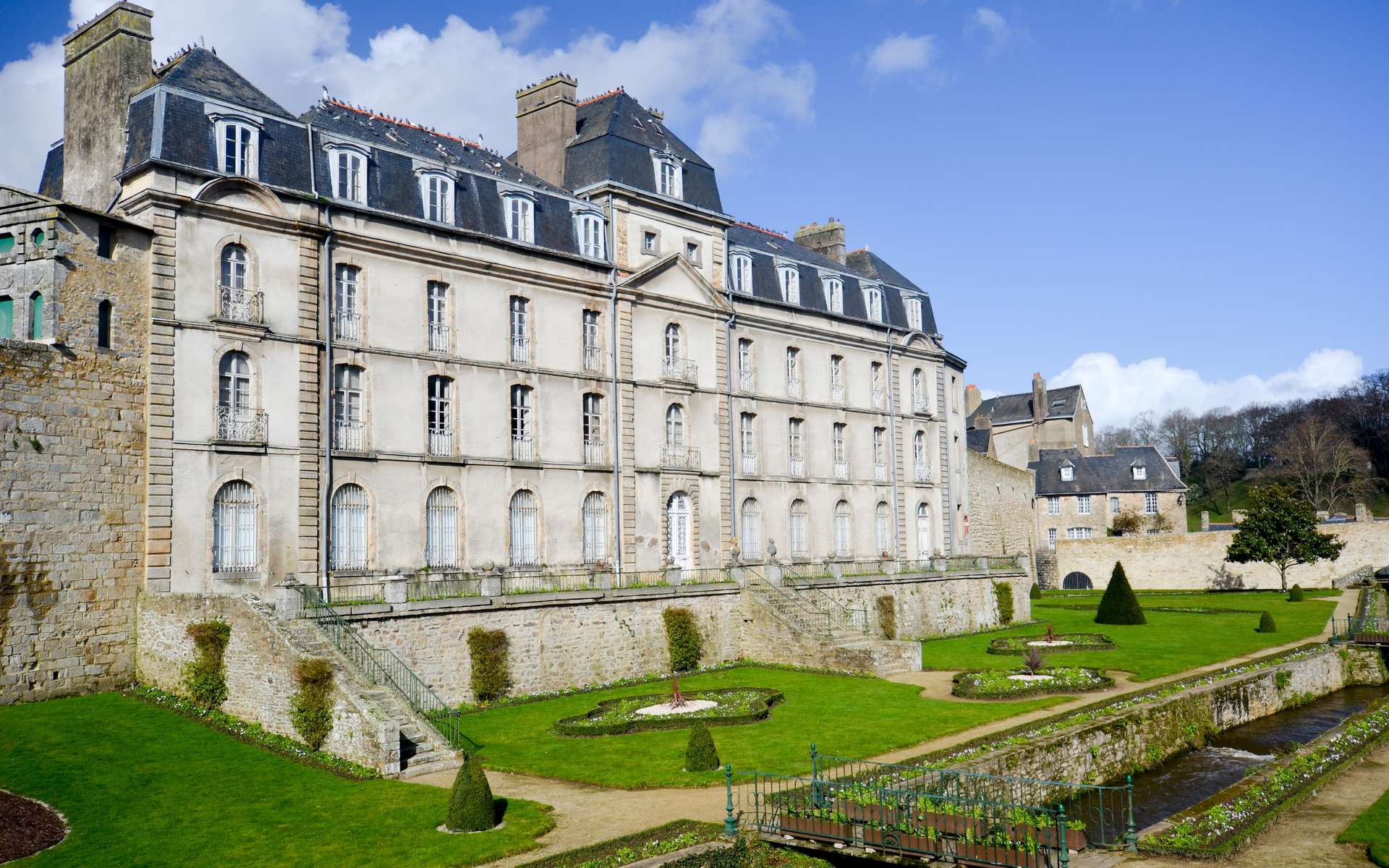 Bretagne : découverte d'un château du Moyen Âge sous l'hôtel Lagorce