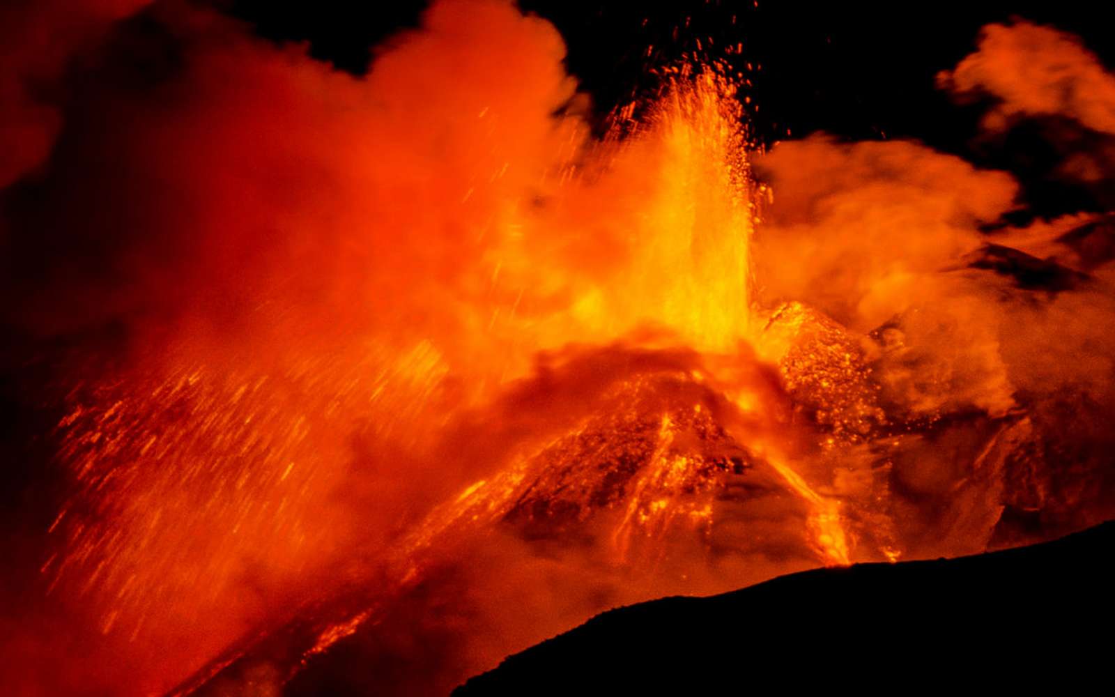 La récente éruption dantesque de l'Etna en vidéo