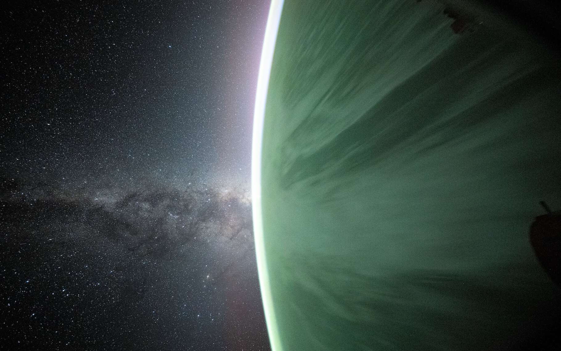 C'est à couper le souffle : la Terre, la Voie lactée et le lever du Soleil réunis en une seule photo exceptionnelle !