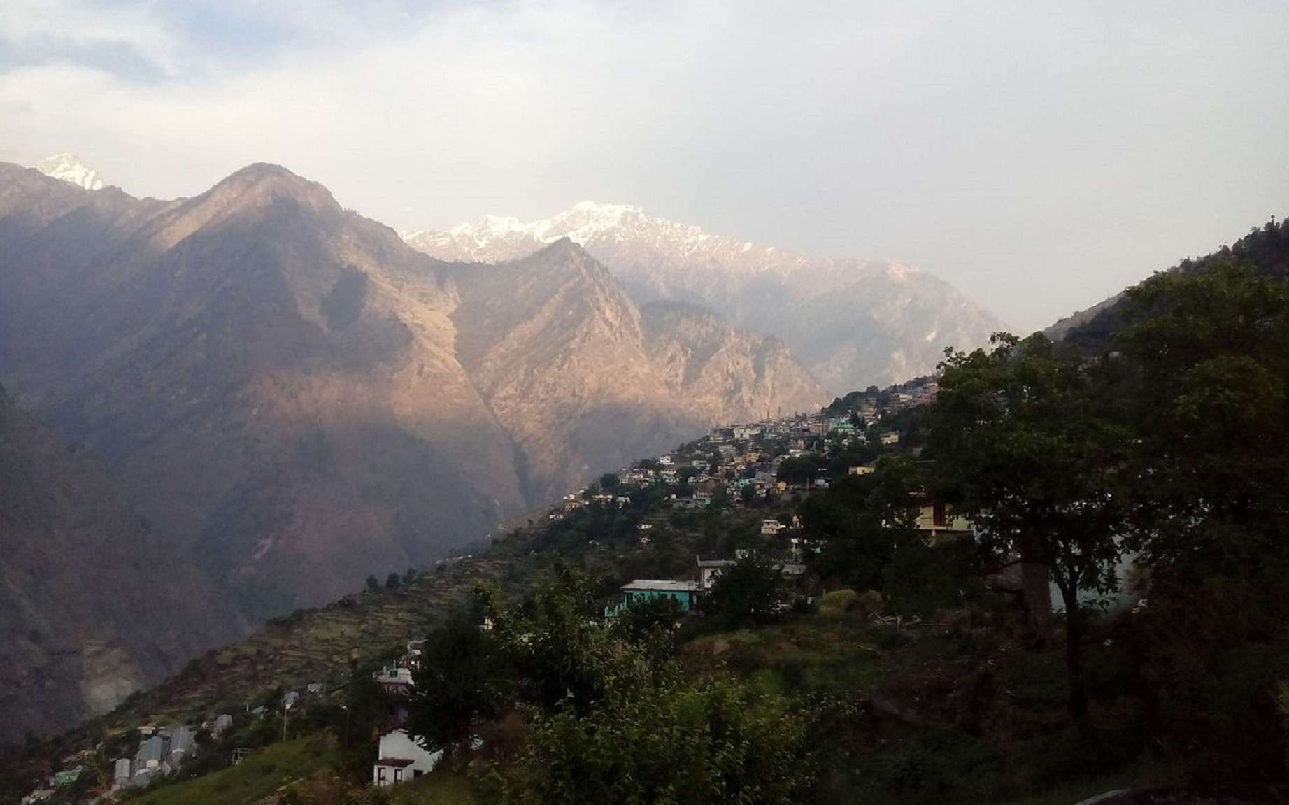 Des milliers de personnes sont menacées par des glissements de terrain dans l'Himalaya