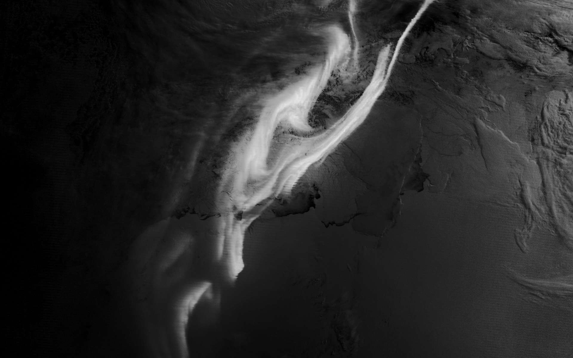 Vues du ciel et de l’espace : l’Antarctique illuminé par une intense vague d’aurores