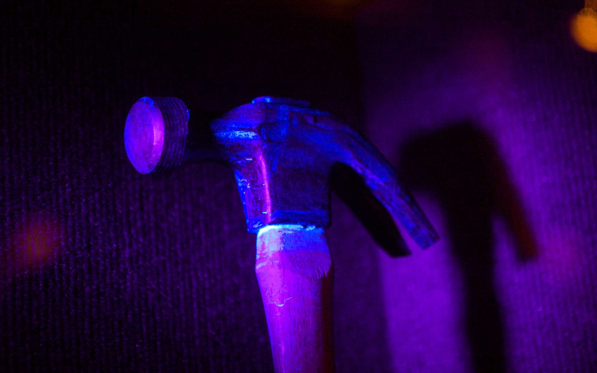 Grâce à sa chimiluminescence, le luminol révèle des traces de sang sur ce marteau. © Marcin Wichary, Flickr, CC by 2.0