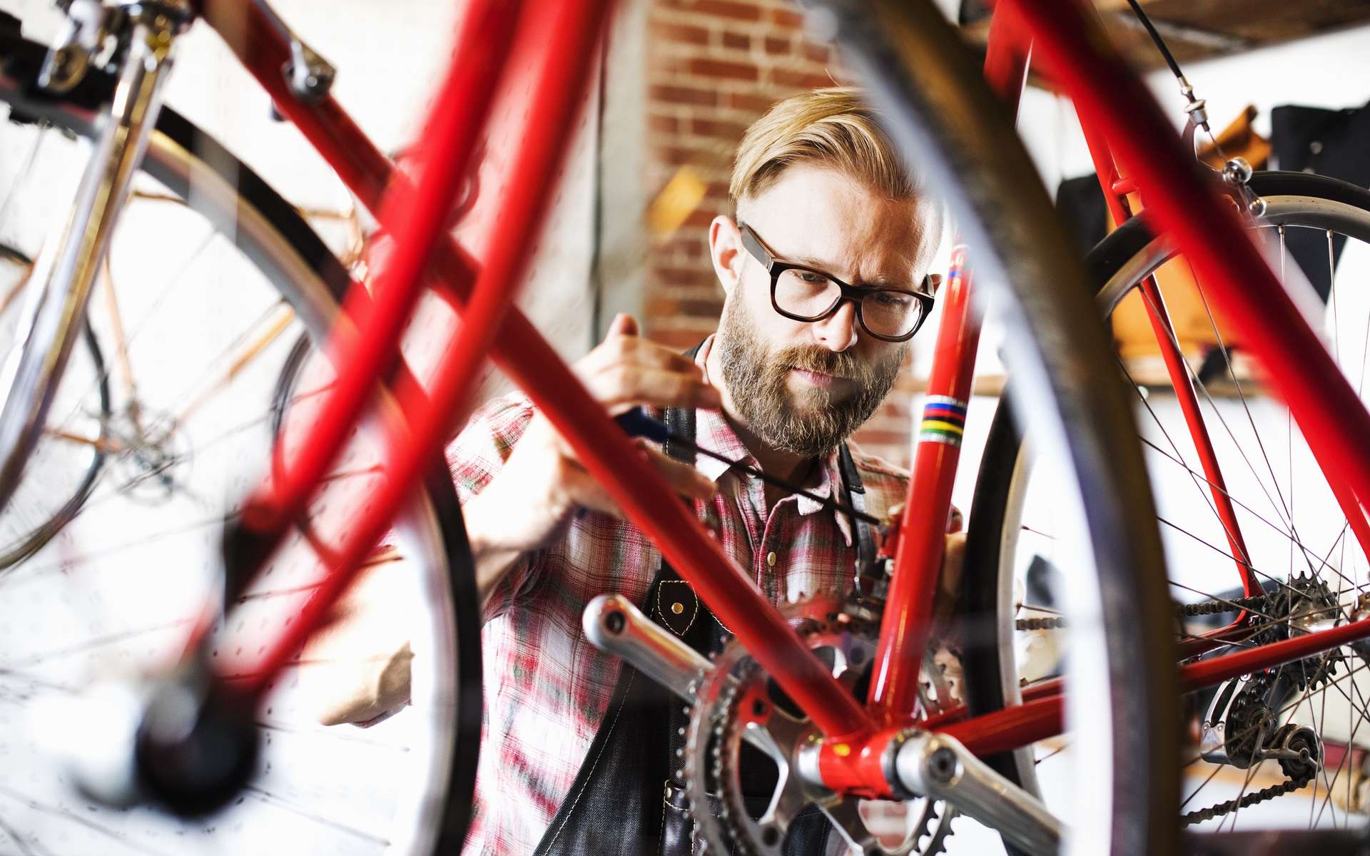Avant d'enfourcher le vélo, il faut vérifier quelques éléments importants pour éviter d'avoir un incident mécanique sur la route. © MintImages, Shutterstock