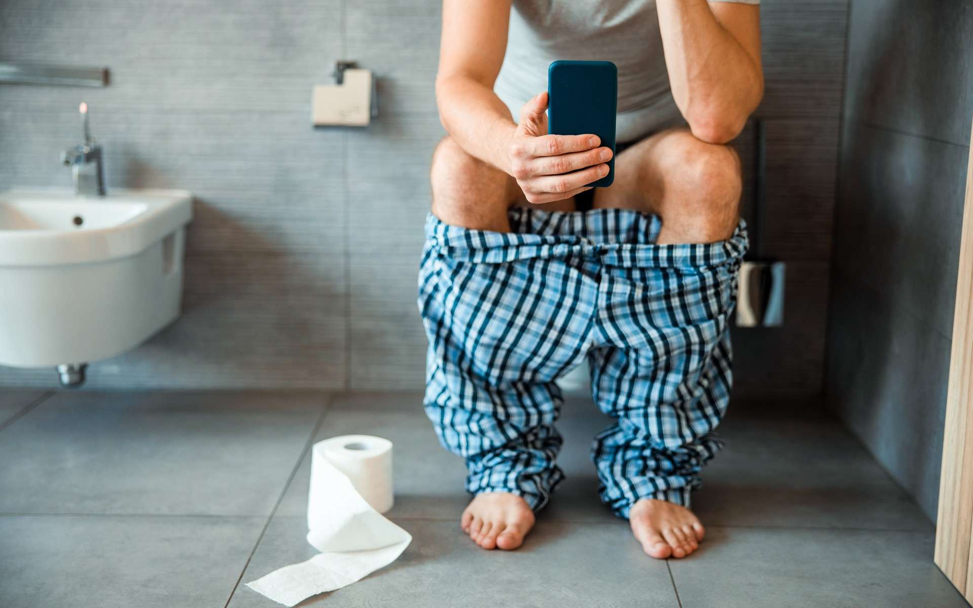 Les risques insoupçonnés d'emmener son smartphone aux toilettes