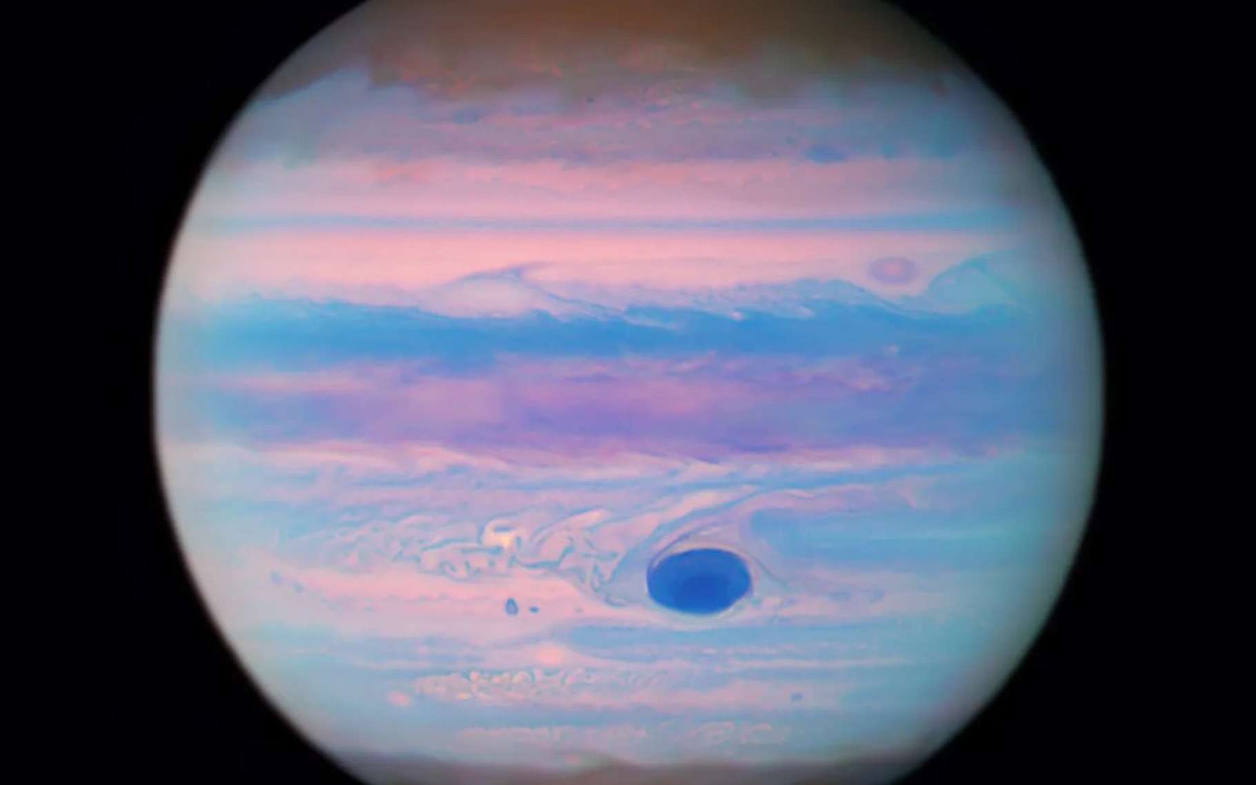 Hubble dévoile une image inédite de Jupiter dans l'ultraviolet et c'est sublime !