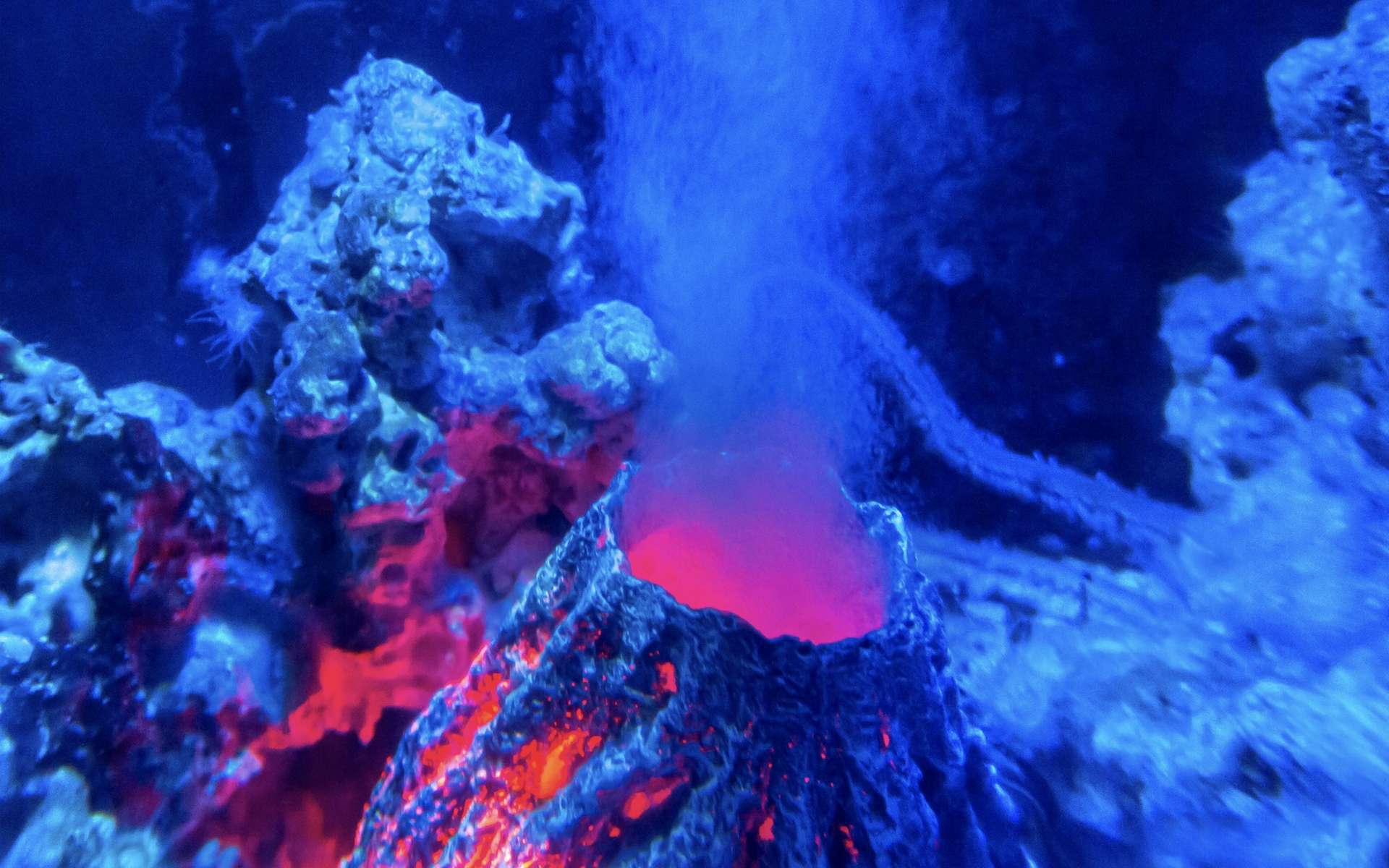 Ce volcan sous-marin crache autre chose que de la lave !