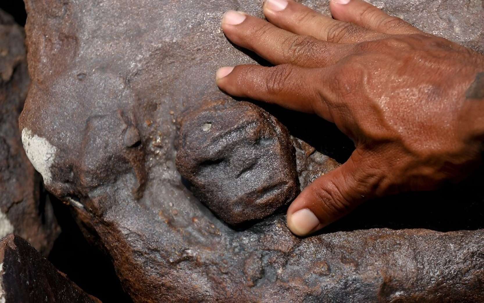 Des visages du passé gravés sur des roches ont surgi des eaux asséchées de l'Amazone