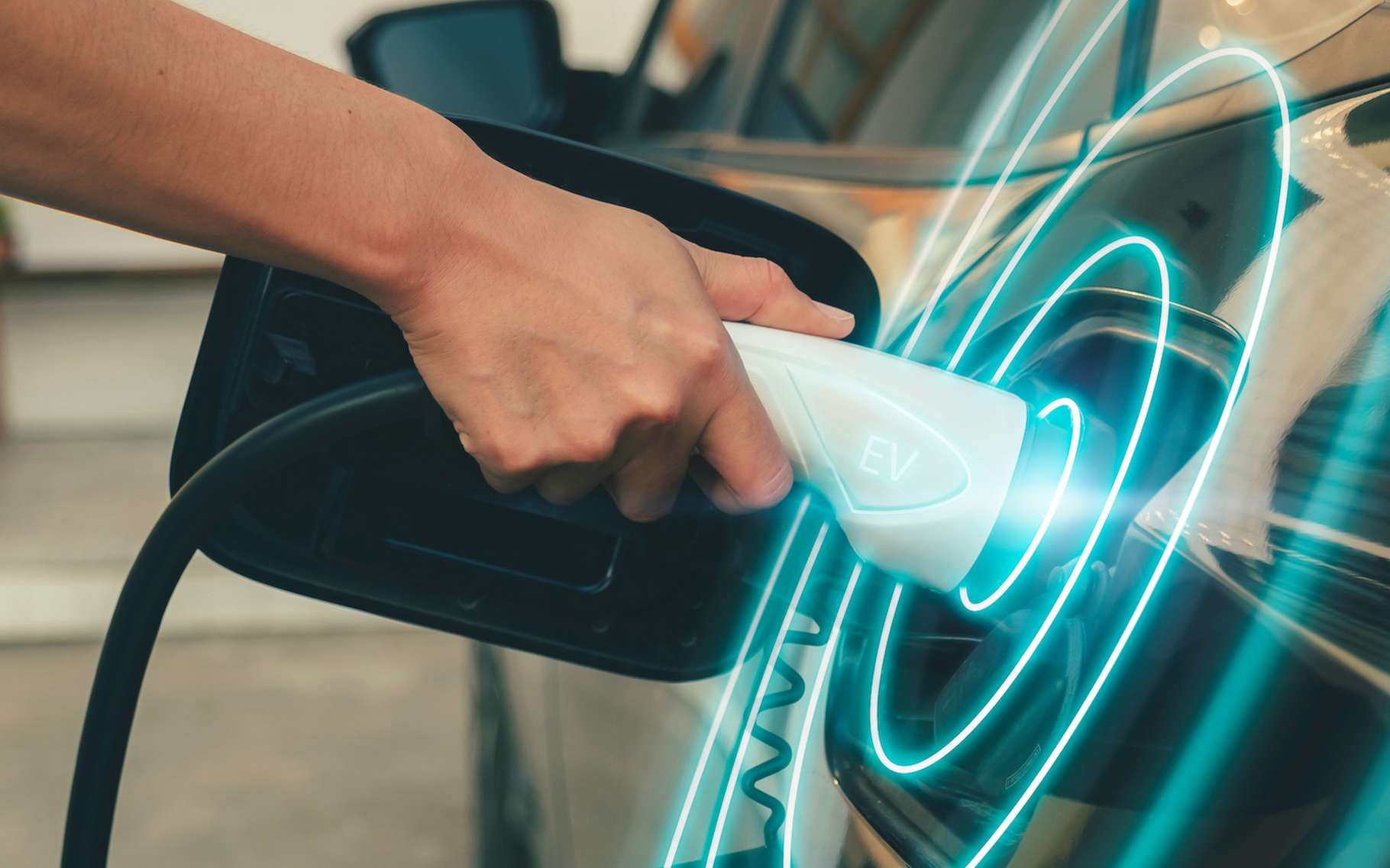 Charger sa voiture électrique le temps d'un plein d'essence, c'est possible grâce à ces deux solutions !