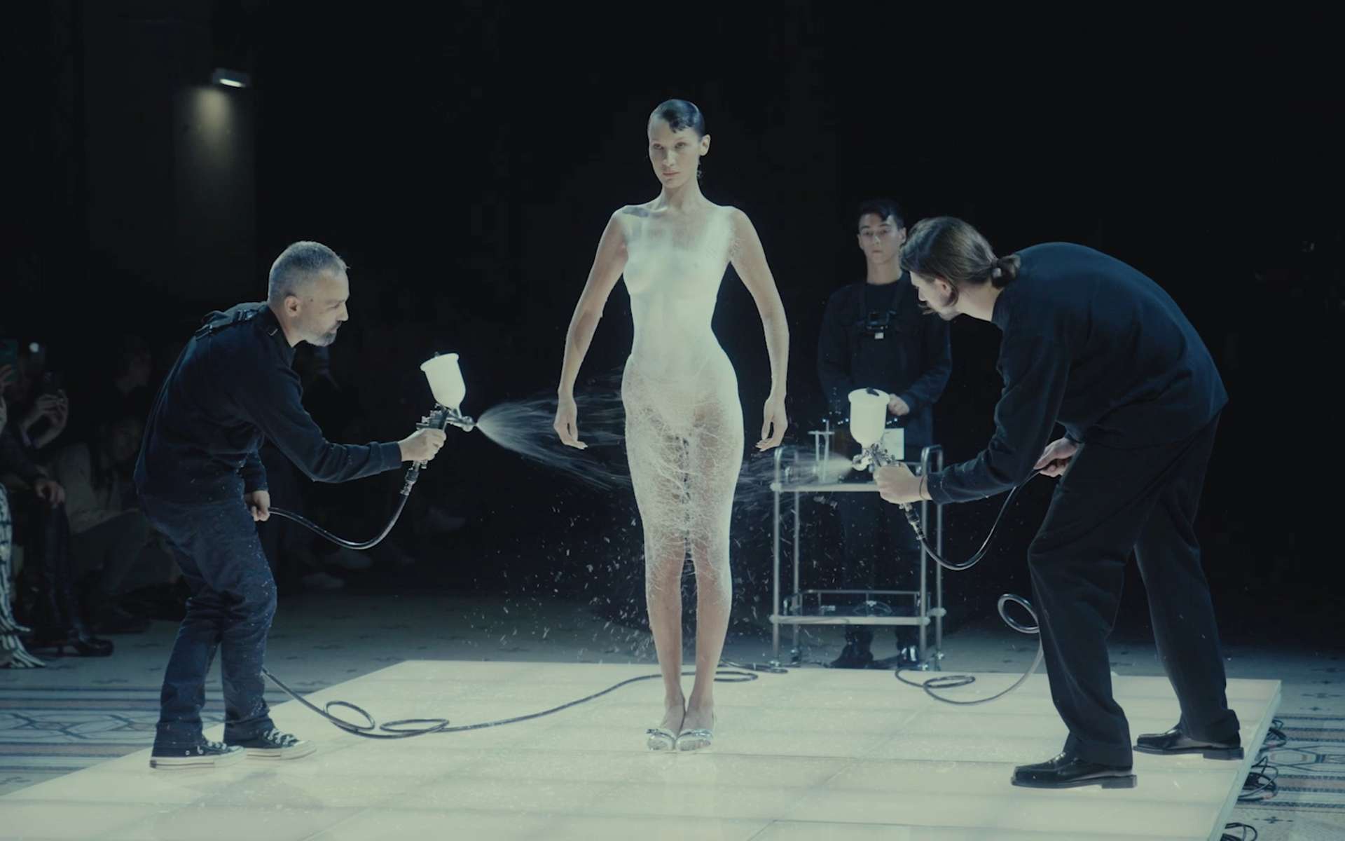 Quelle technologie se cache derrière la robe en spray qui a habillé la mannequin Bella Hadid ?