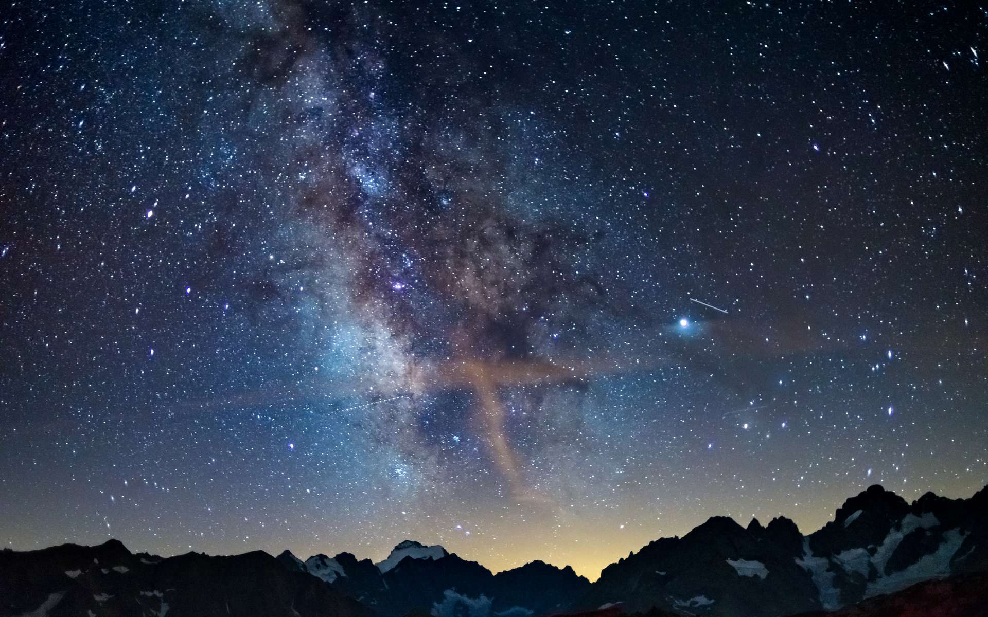 Un ciel nocturne dans les Alpes. © fabio lamanna, Adobe Stock