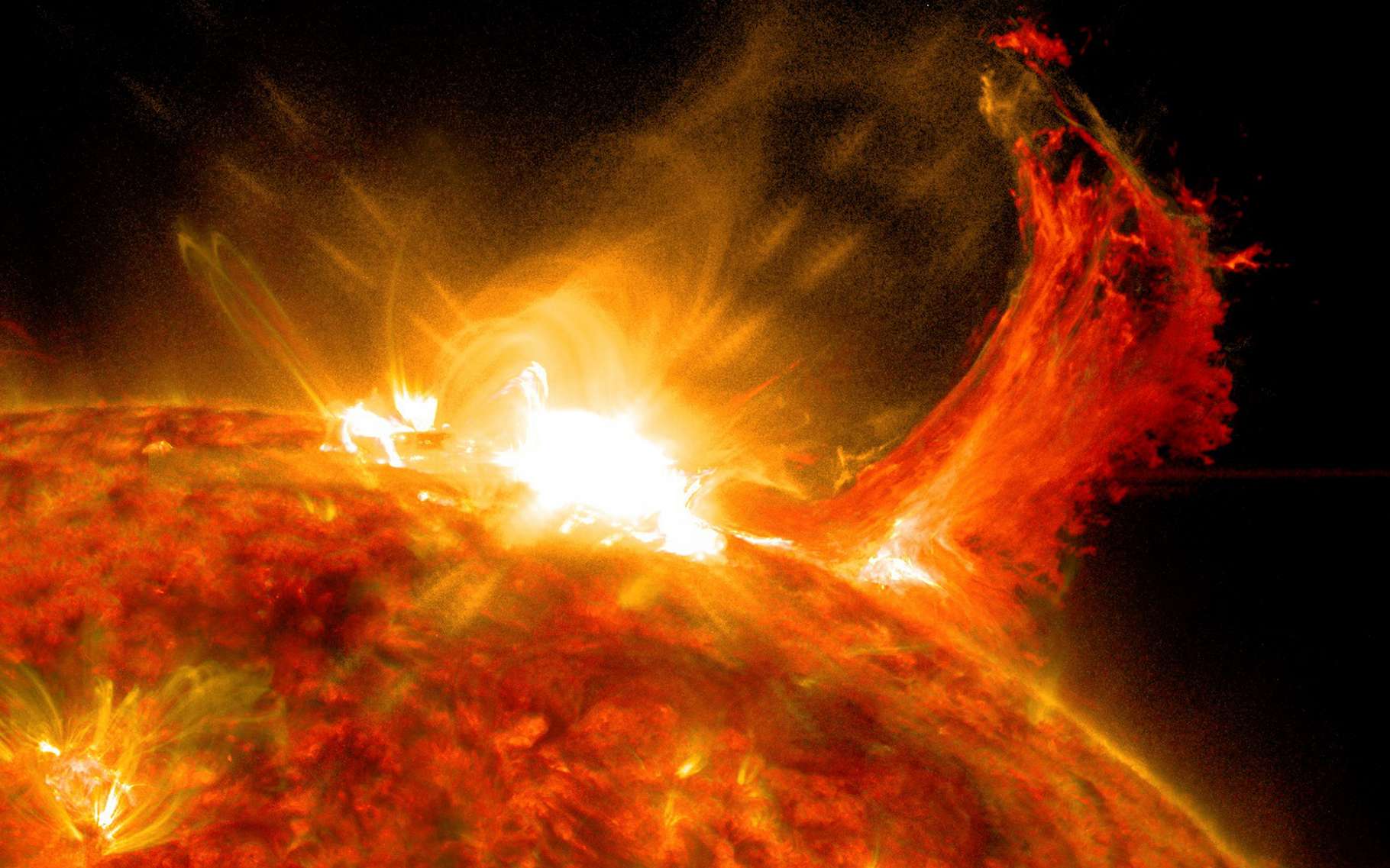 D'énormes éruptions solaires les 5 et 7 août et un black-out radio sur la Terre