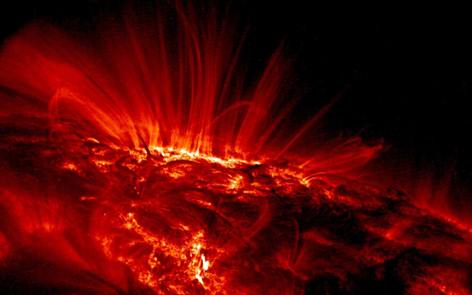 Cette image a été prise par la mission de la Nasa Transition Region and Coronal Explorer (Trace) en septembre 2010. En fausses couleurs car prise en lumière ultraviolette, elle montre l'émission lumineuse du gaz à environ 1 million de degrés, le matériau plus froid à environ 10.000 degrés apparaissant comme des structures sombres. © Nasa, Trace