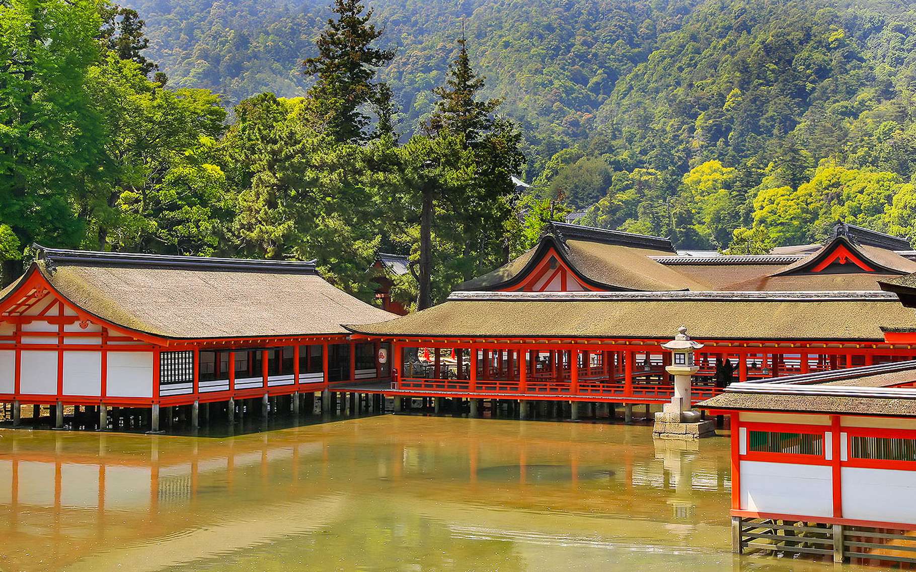 Le temple Itsukushima-jinja est situé non loin du fameux portique flottant de Miyajima. Avec ce dernier, le temple flottant est un incontournable de la région. Son architecture raffinée date de l'époque Heian, laquée de rouge vermillon comme le portique, contraste avec le bleu de l'eau lorsque la marée haute lui donne son aspect flottant.© Antoine, Tous droits réservés