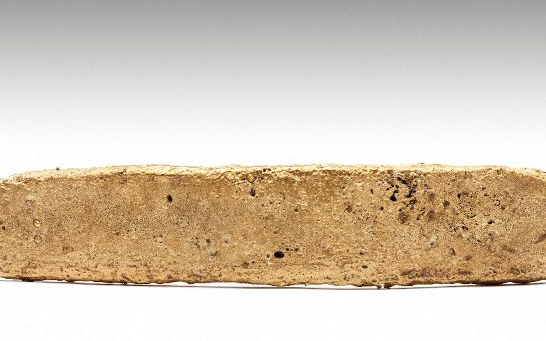 Un ouvrier trouve un lingot d'or qui vient d'un trésor aztèque