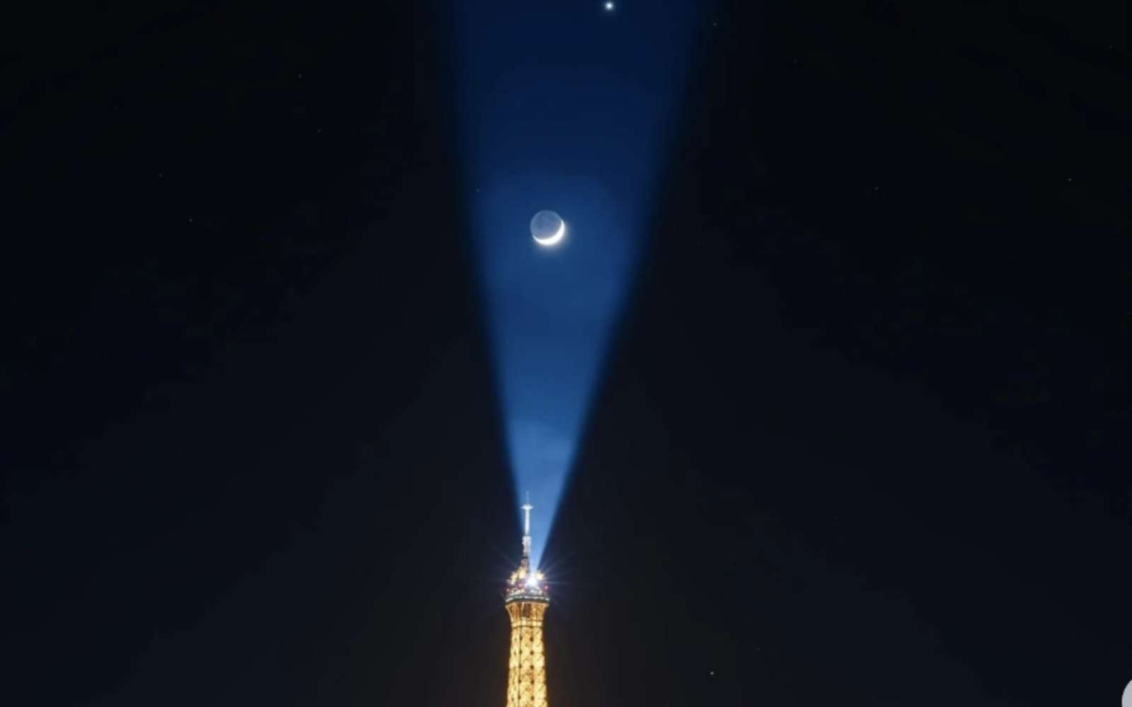 Cette photo de la Tour Eiffel avec la Lune et Vénus a émerveillé le monde entier !