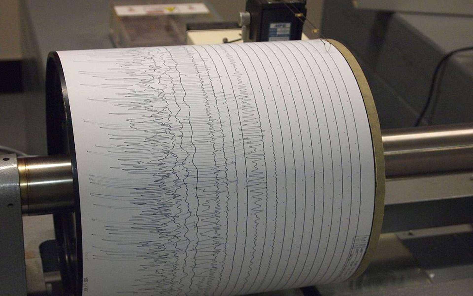 Le sismogramme est un enregistrement sur papier des ondes sismiques. © Z22, CC by-sa 3.0, Wikimedia Commons