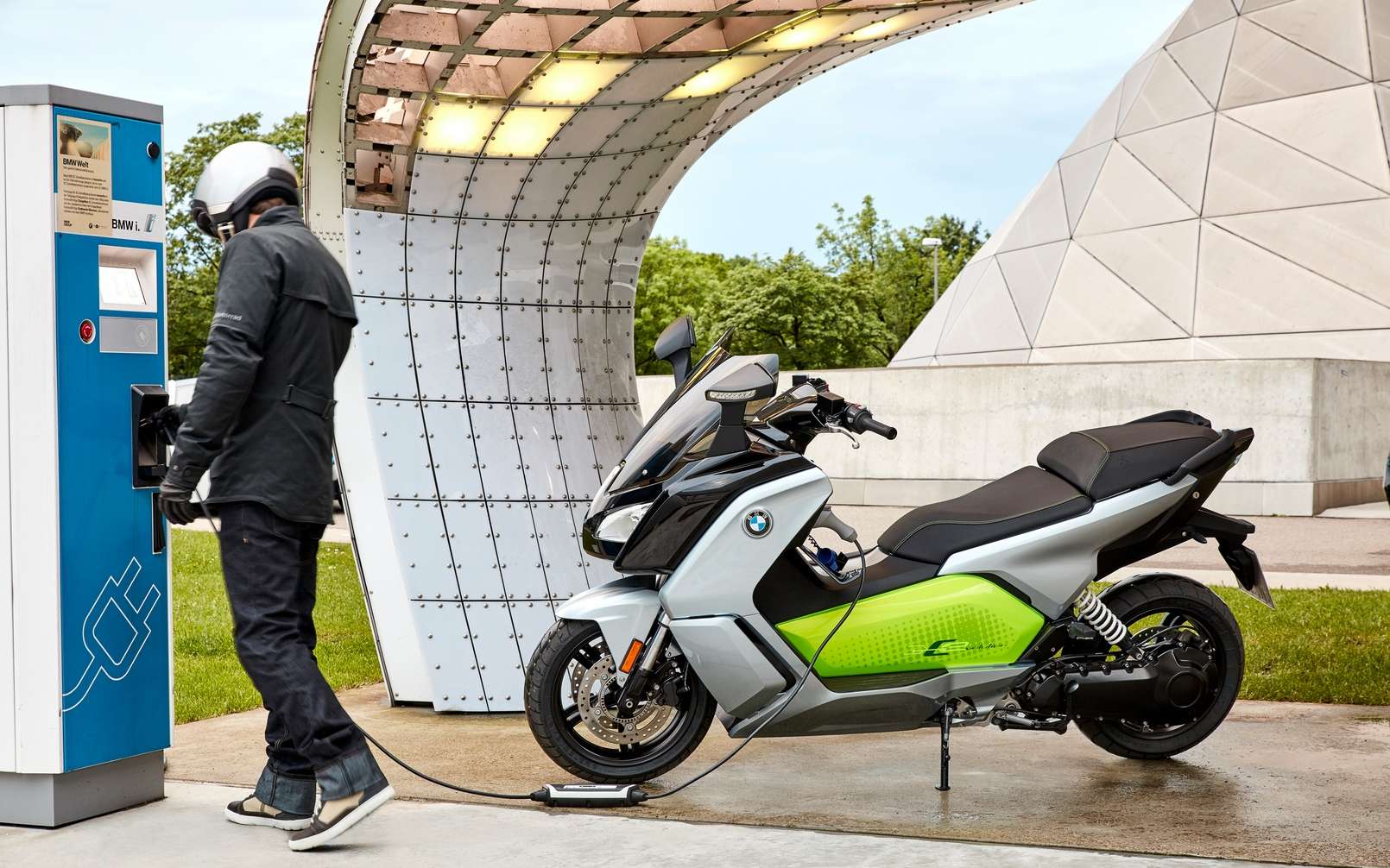  BMW  bient t un scooter  lectrique avec toit amovible