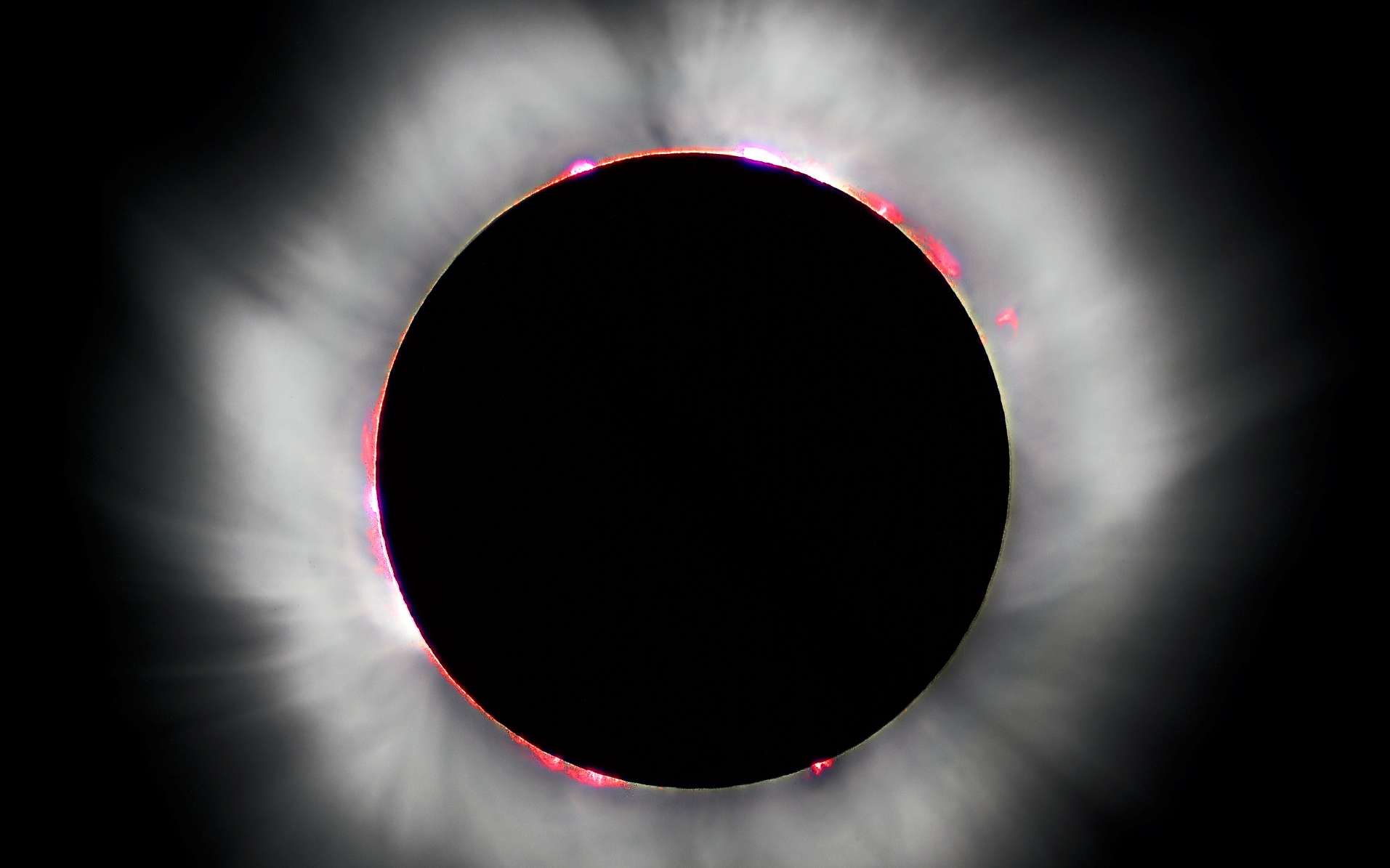 Une vue de l'éclipse totale de Soleil survenue en 1999. L'atmosphère du Soleil est bien visible sur cette photo ainsi que les protubérances solaires. © Luc Viatour, cc by sa 3.0, Wikipédia