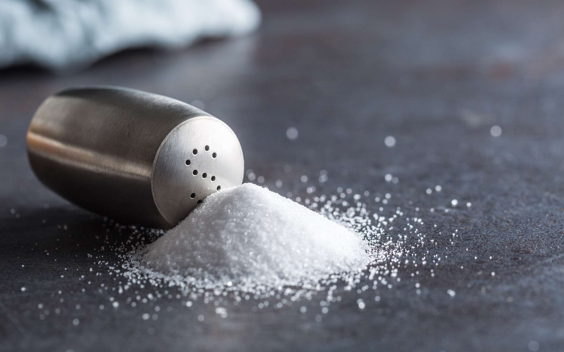 Le sel est nécessaire au bon fonctionnement de l'organisme, mais sa consommation en excès est mauvaise pour la santé. © Weyo, Adobe Stock