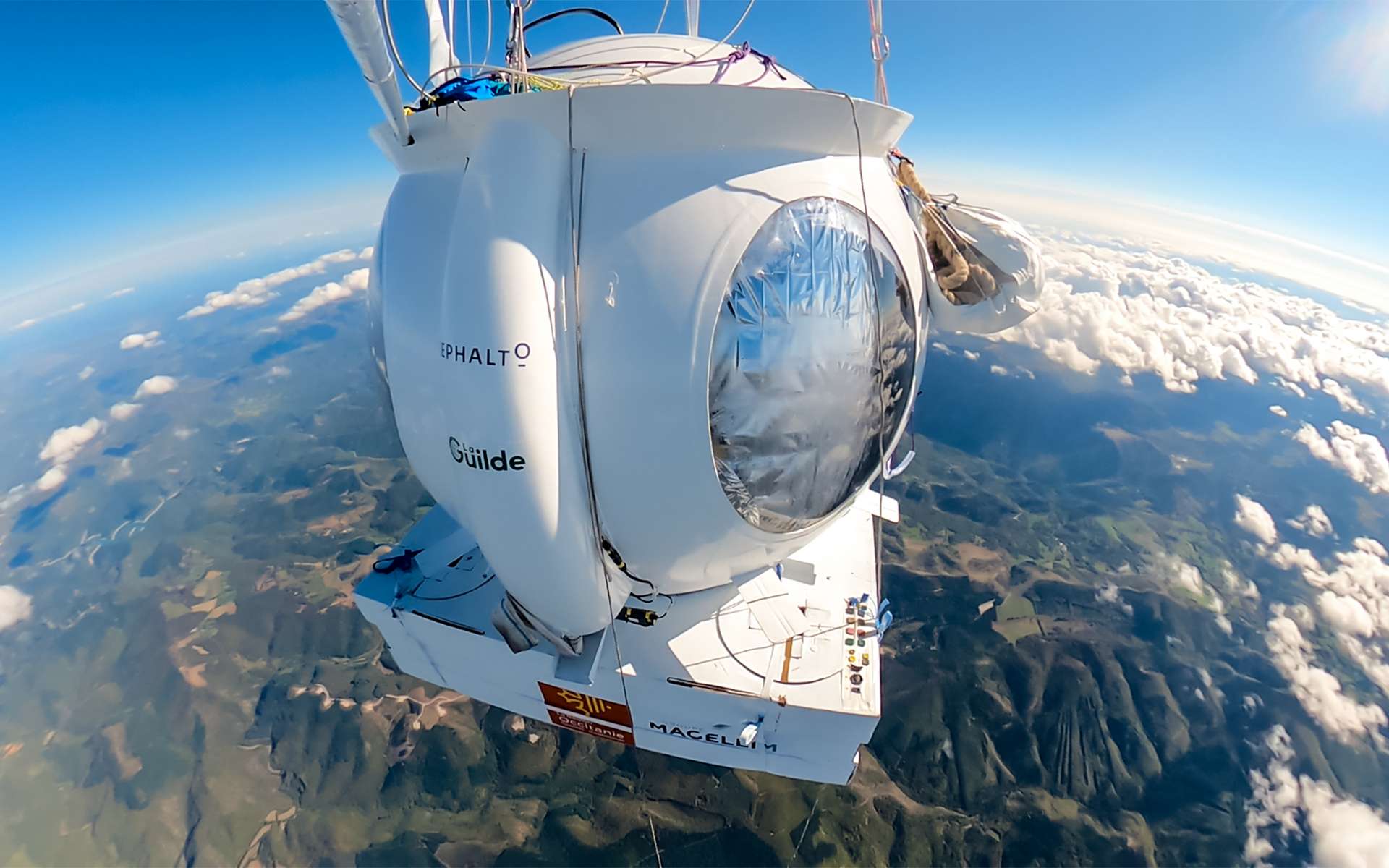 Tourisme spatial : vol d'essai stratosphérique réussi d'un ballon habité