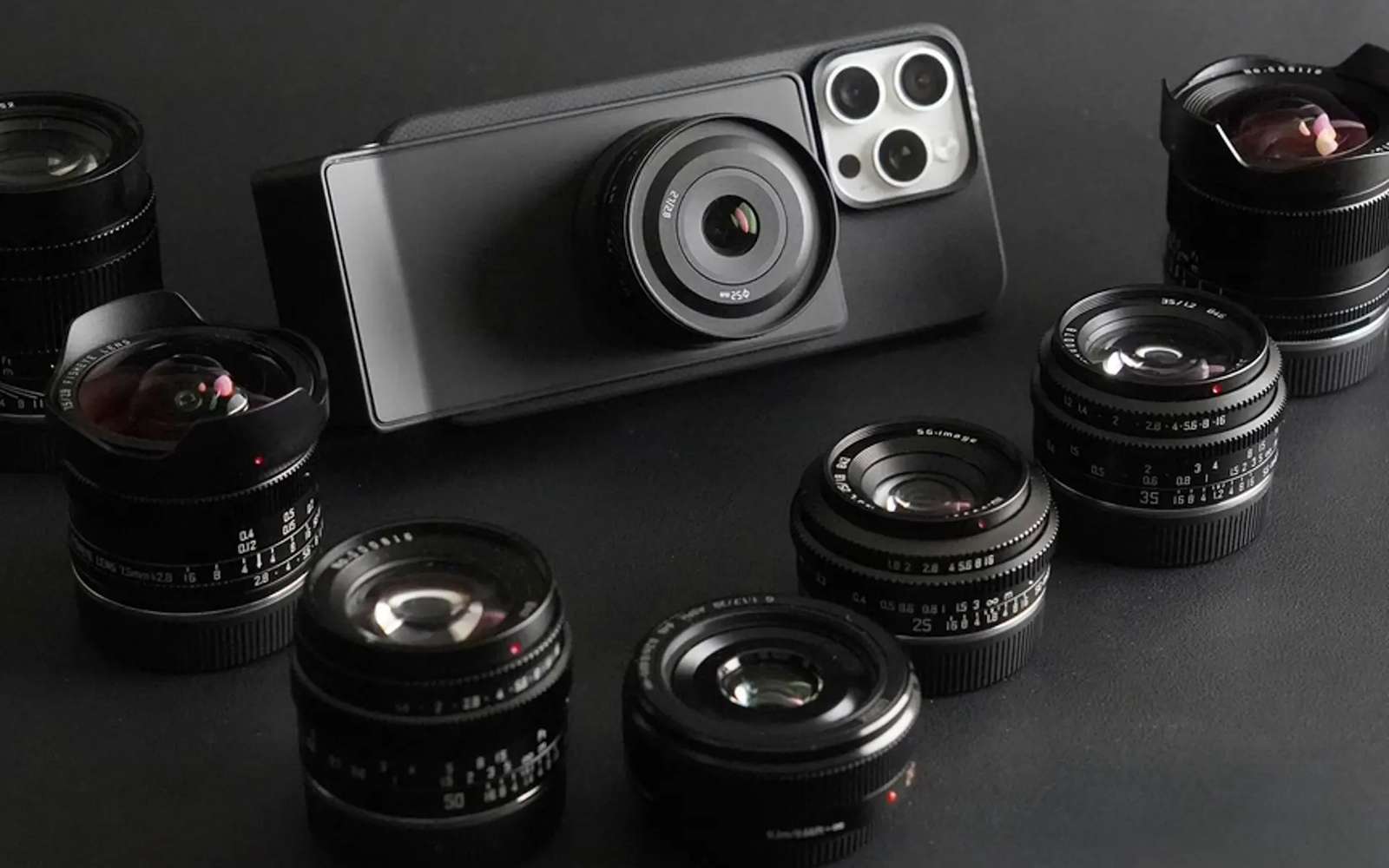 Enfin un accessoire qui transforme votre smartphone en véritable appareil photo avec objectif !