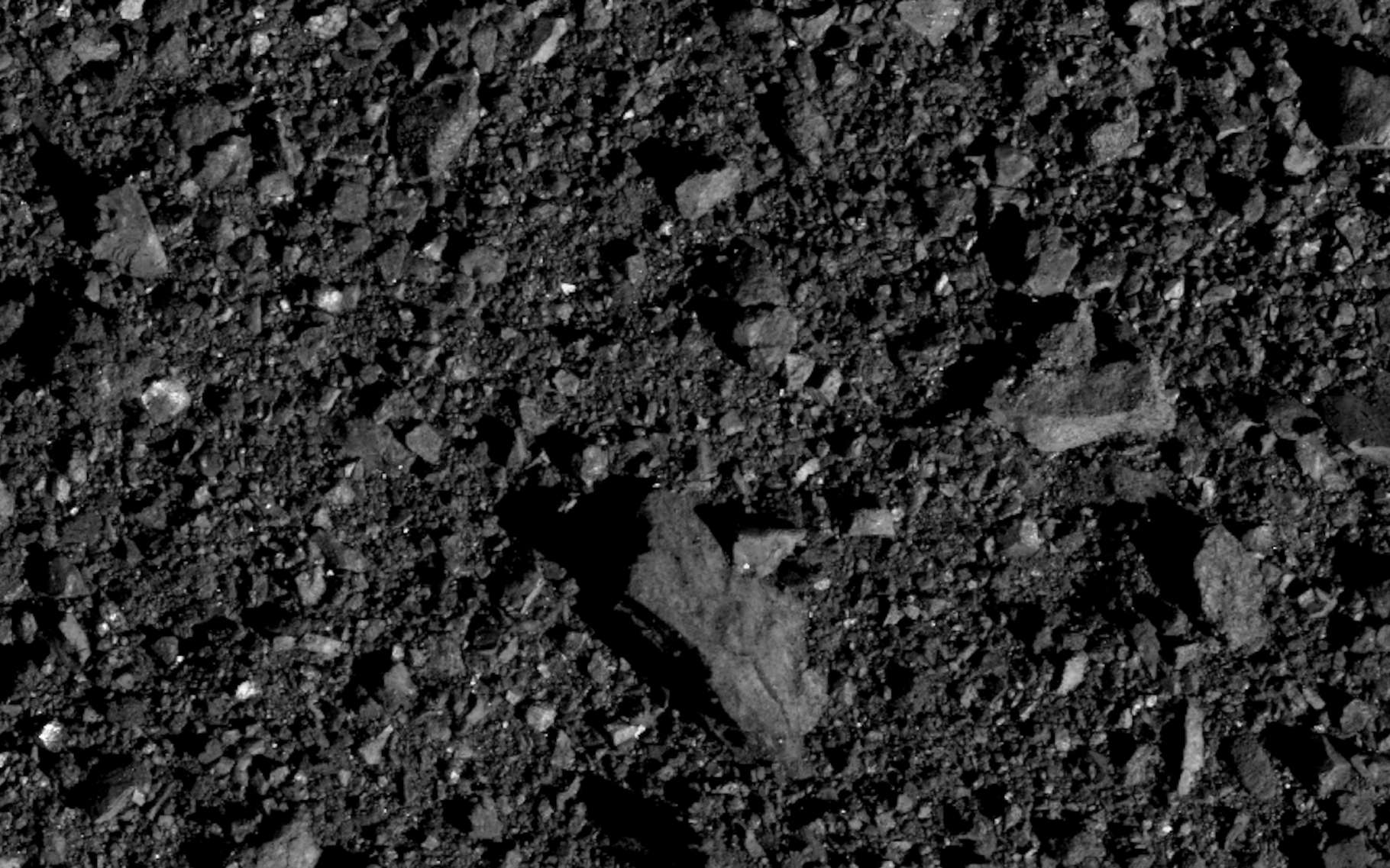 Du côté de l’hémisphère nord de l’astéroïde Bennu, le site sur lequel la mission Osiris-Rex recueillera des échantillons de roche l’été prochain. © Nasa, Goddard, University of Arizona