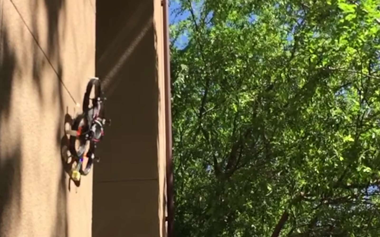 Un Drone Qui Se Pose Sur Les Murs Et Au Plafond Comme Un Insecte