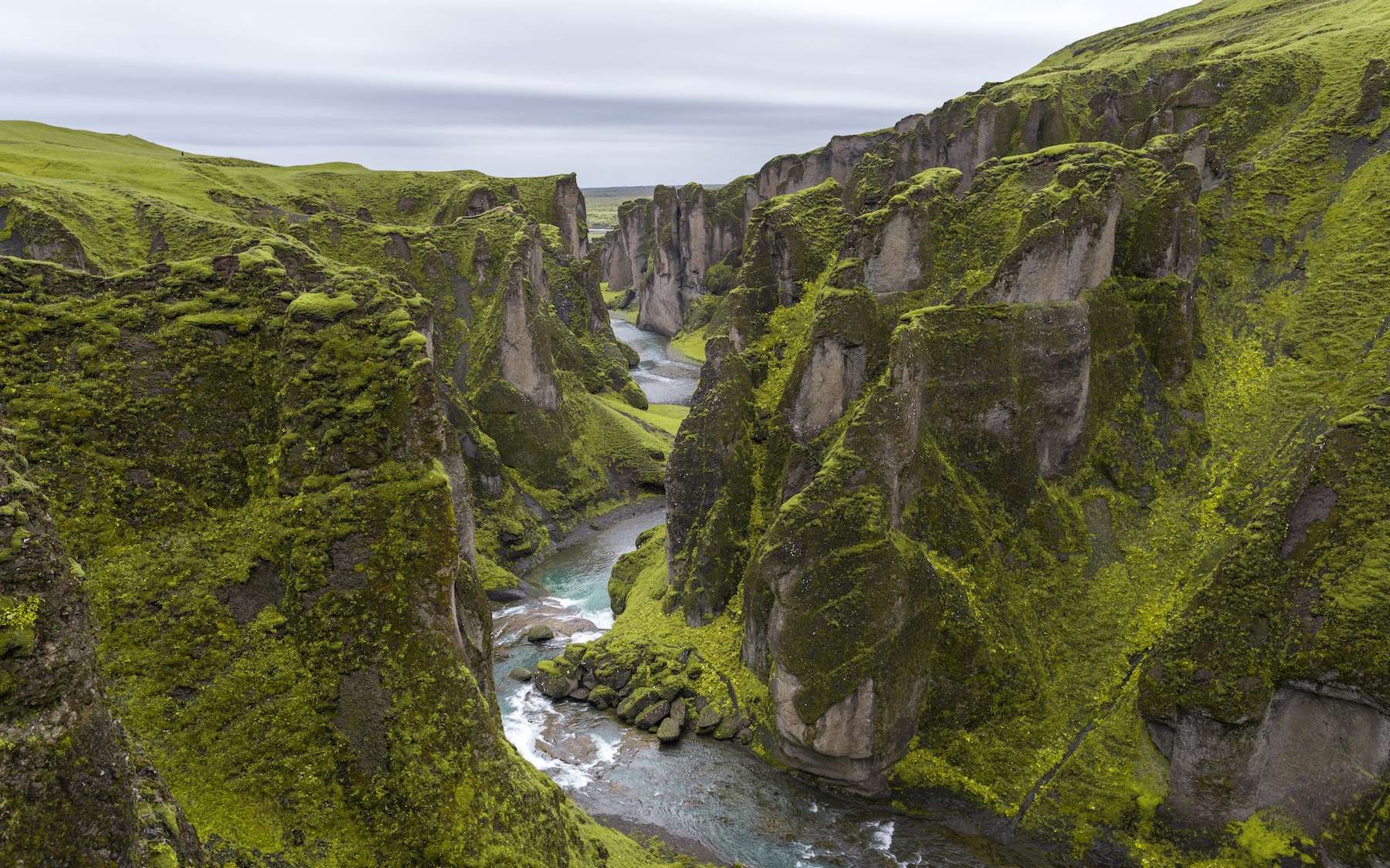 Le canyon de Fjaðrárgljúfur en Islande. © Serey Morm, Unsplash