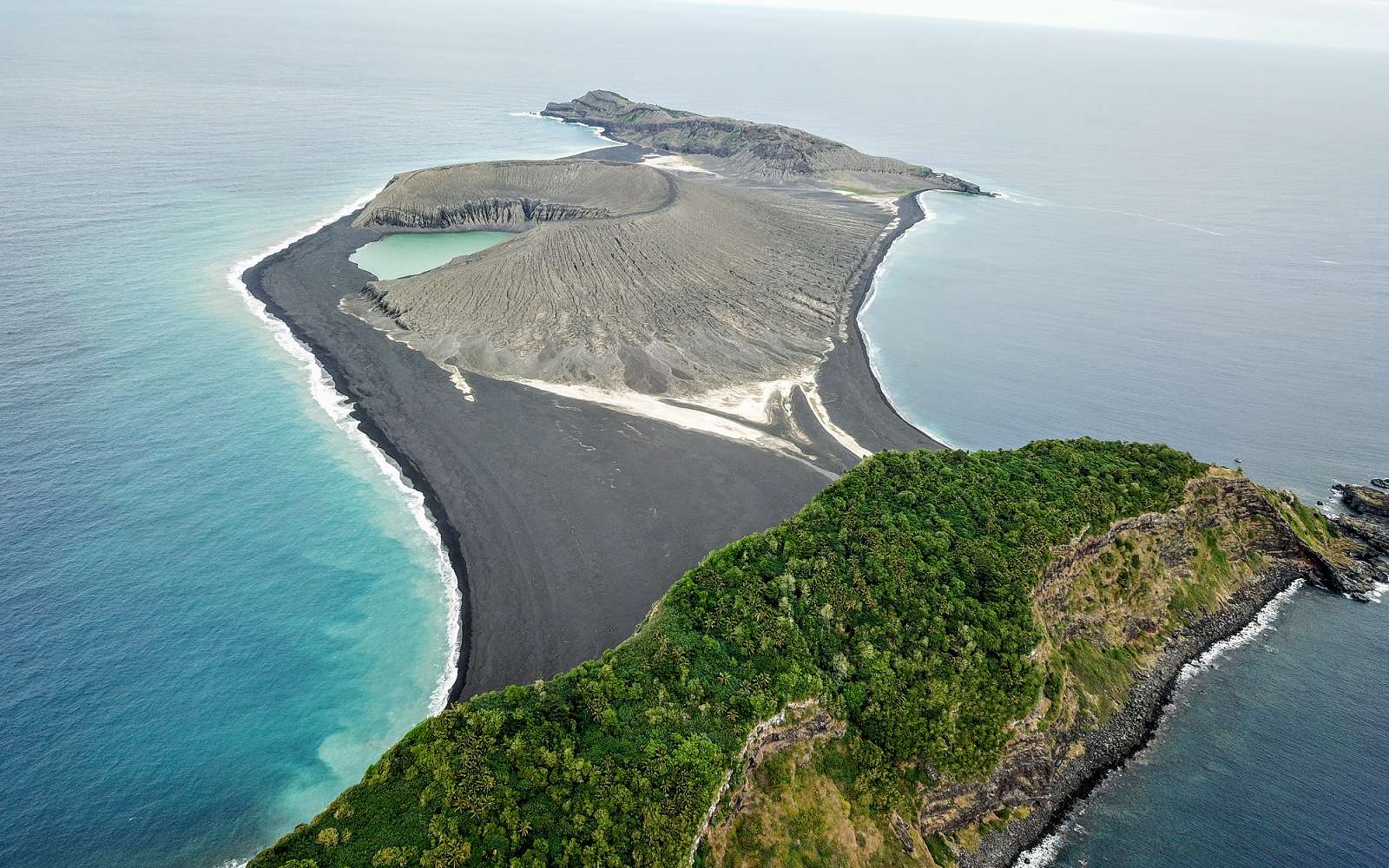 Le Hunga Tonga-hunga Ha’apai avant l'éruption de janvier 2022 © Nasa