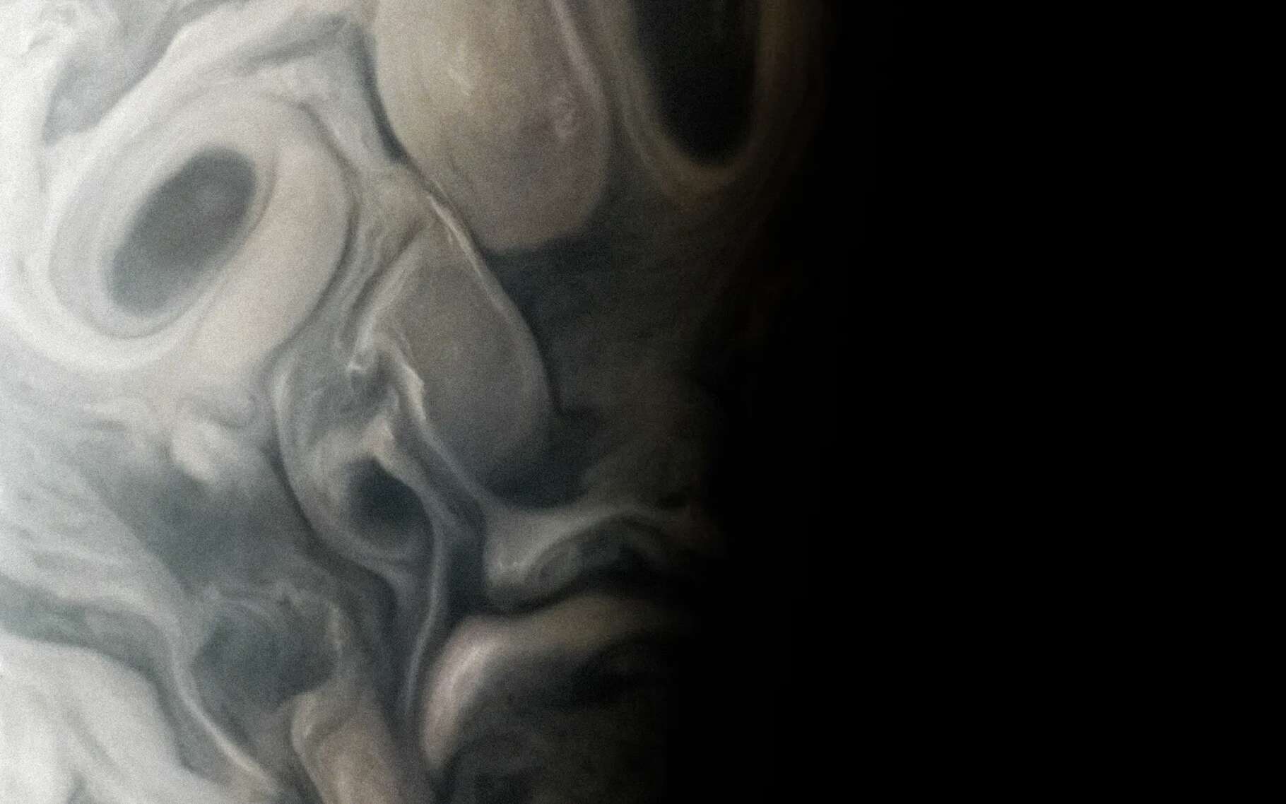 Un étrange visage au bord des ténèbres sur Jupiter
