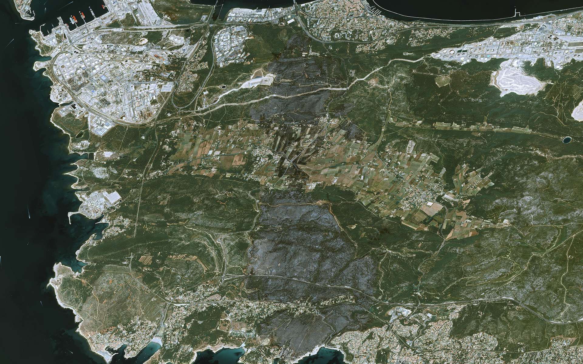 Martigues : des feux de forêts impressionnants vus par les satellites Pléiades