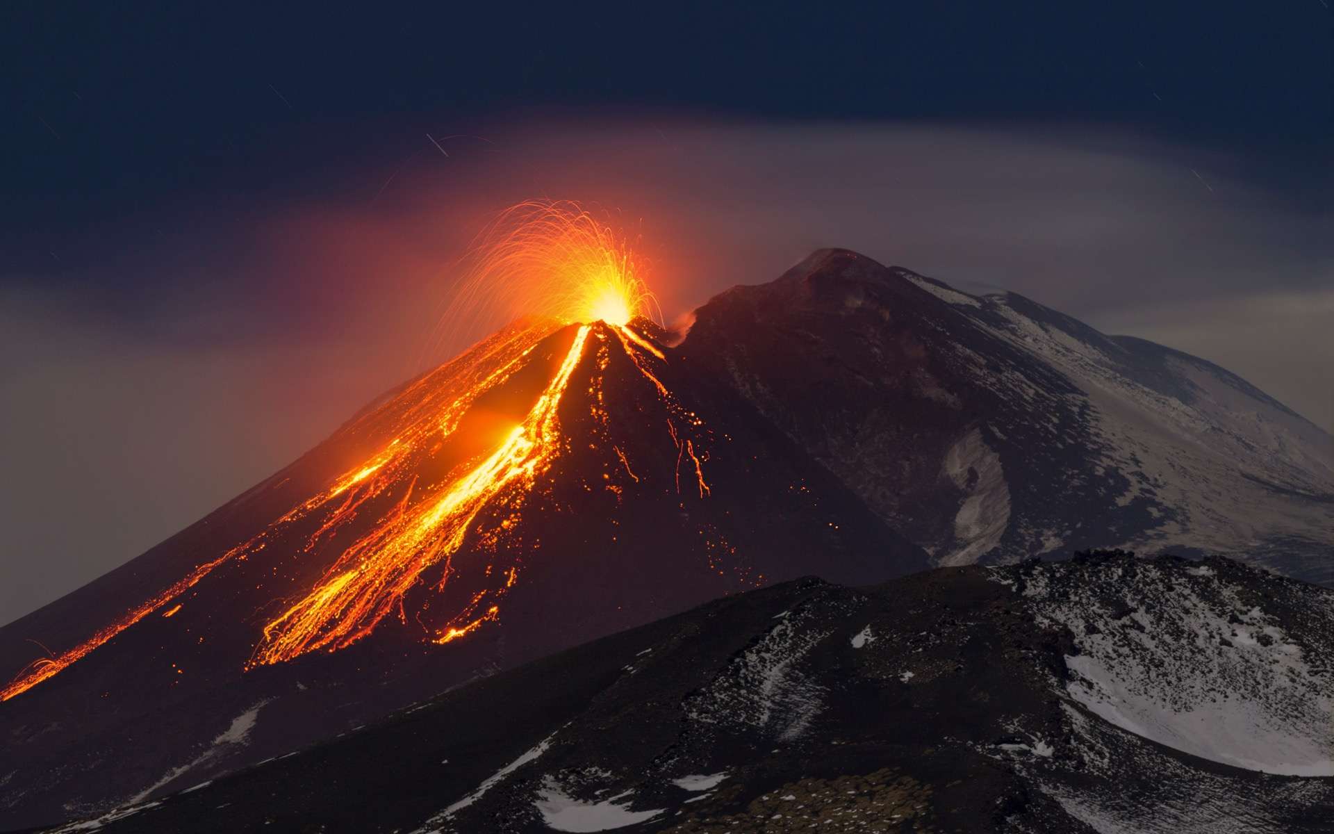 De spectaculaires fontaines de lave jaillissent de nouveau de l'Etna