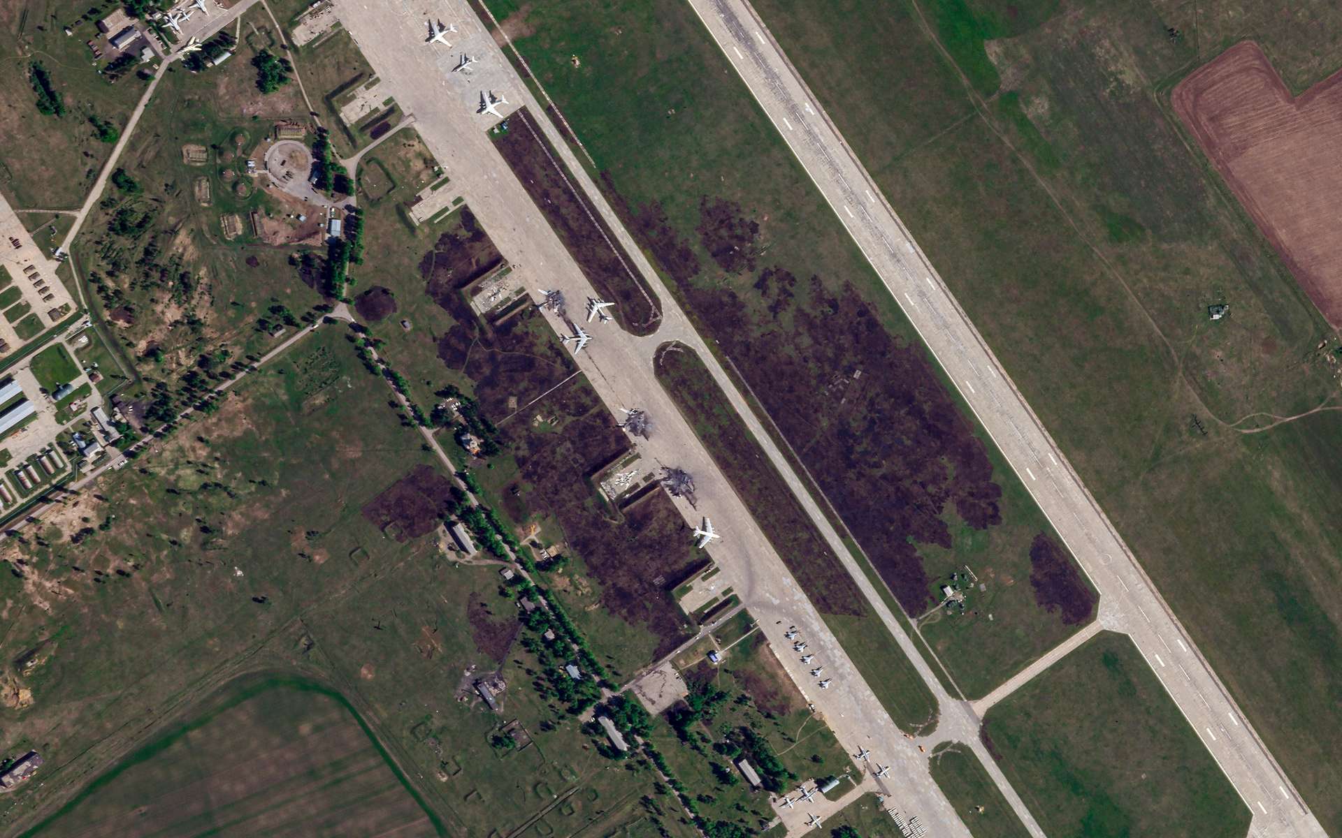 Les images sont impressionnantes : découvrez les bases aériennes russes attaquées par l'Ukraine vues de l'espace !