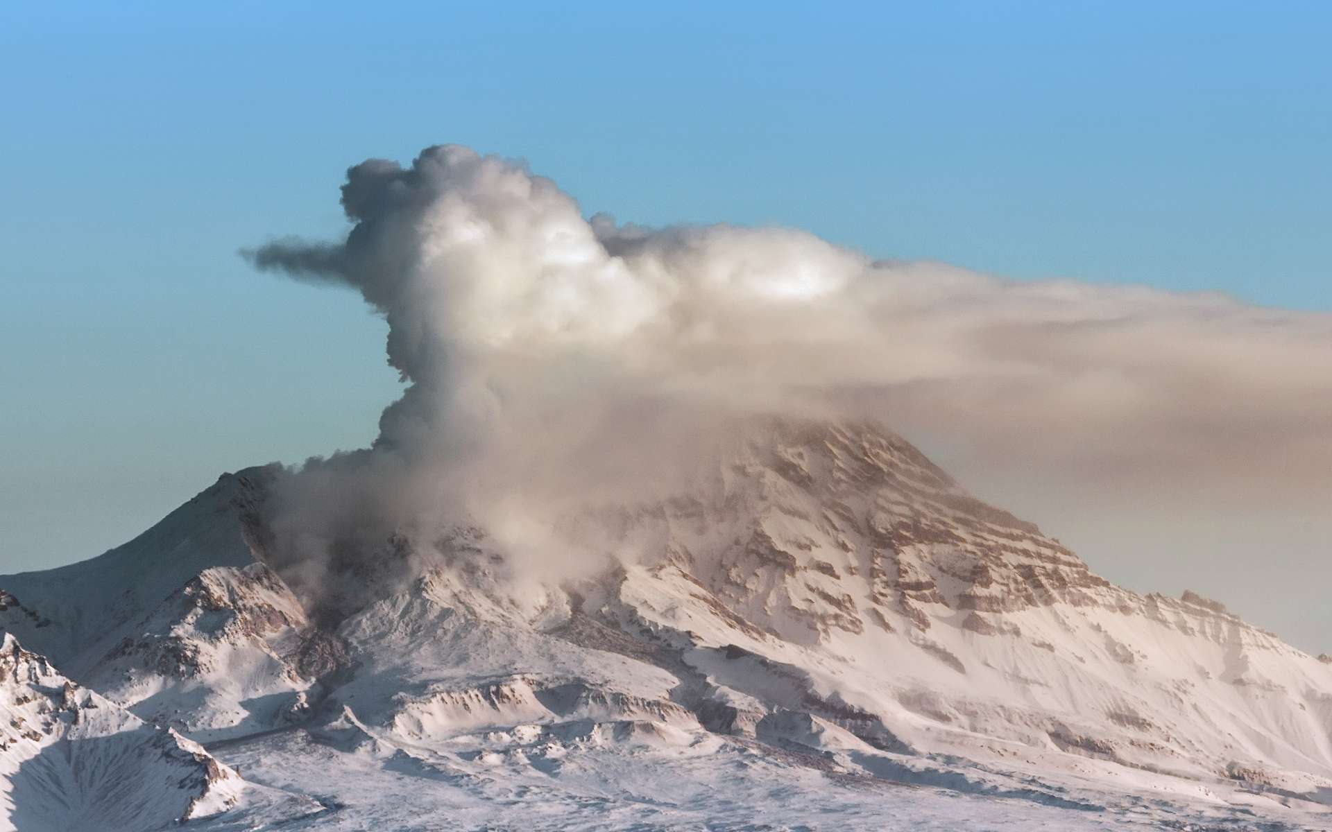 Ce volcan a perdu la tête : l'éruption majeure du Shiveluch dans le Kamtchatka, en images !