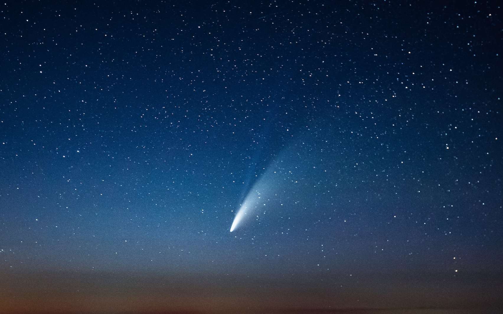 Observez la magnifique « comète du diable » près de la galaxie d'Andromède !