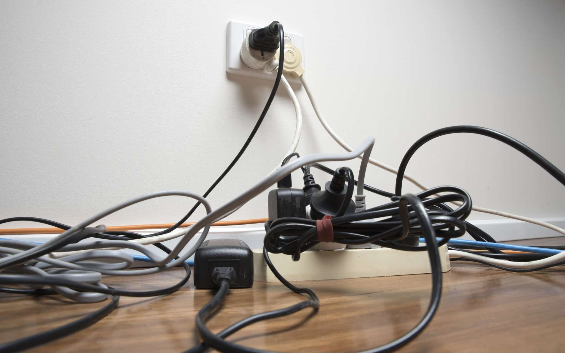 Les accidents domestiques liés aux prises électriques et autres appare