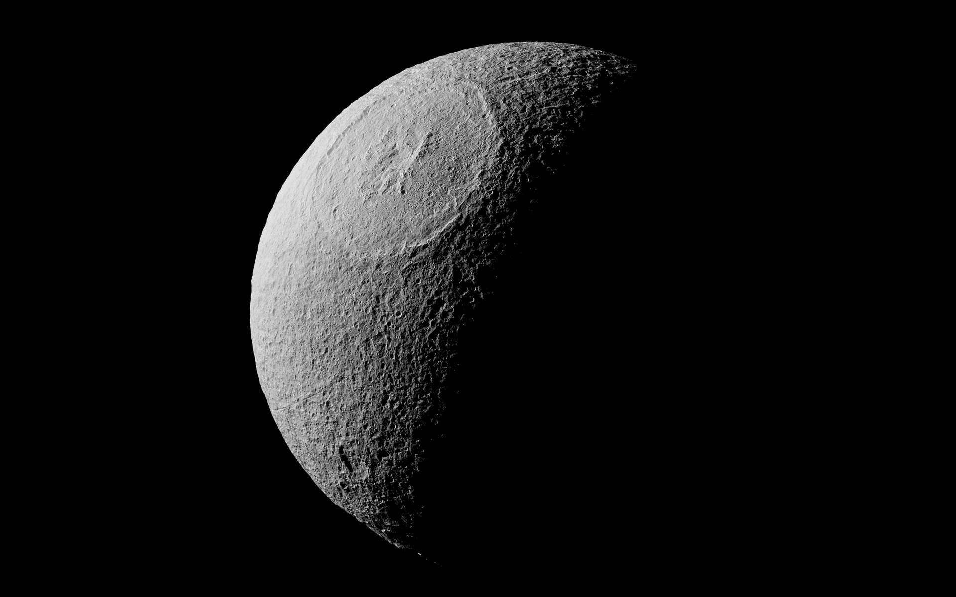 Des chercheurs du Southwest Research Institute (SwRI, États-Unis) présentent une nouvelle preuve que Mimas, la lune de Saturne, pourrait cacher, sous une surface glacée, un vaste océan liquide. © Nasa, JPL-Caltech, Space Science Institute