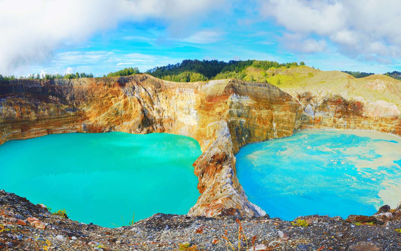 Repère des âmes ou chimie des eaux ? Le volcan Kelimutu et ses lacs aux couleurs intrigantes