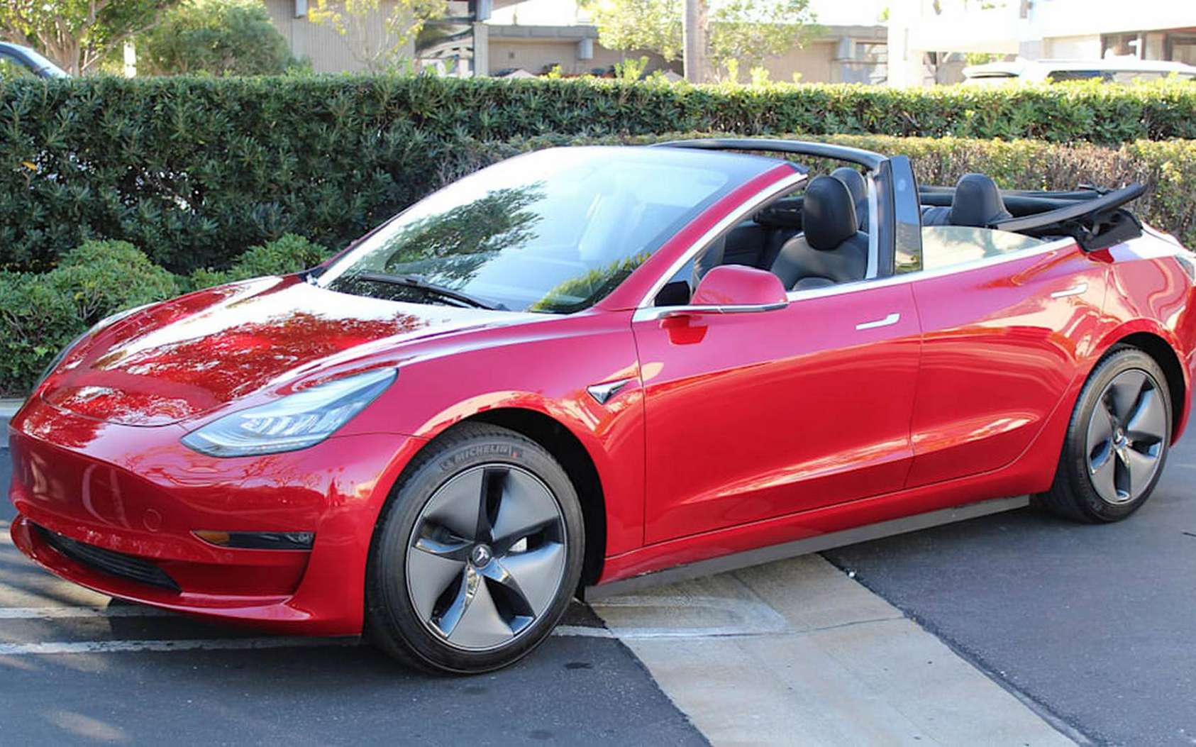 La Tesla Model 3 en version cabriolet est plutôt séduisante. Tant que l’on ne rabat pas la capote…© MotorTrend, Newport Convertible Engineering