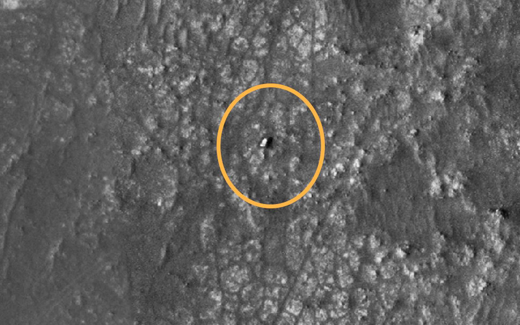 Le drone Ingenuity posé sur Mars est visible de l'espace à côté du rover Perseverance !