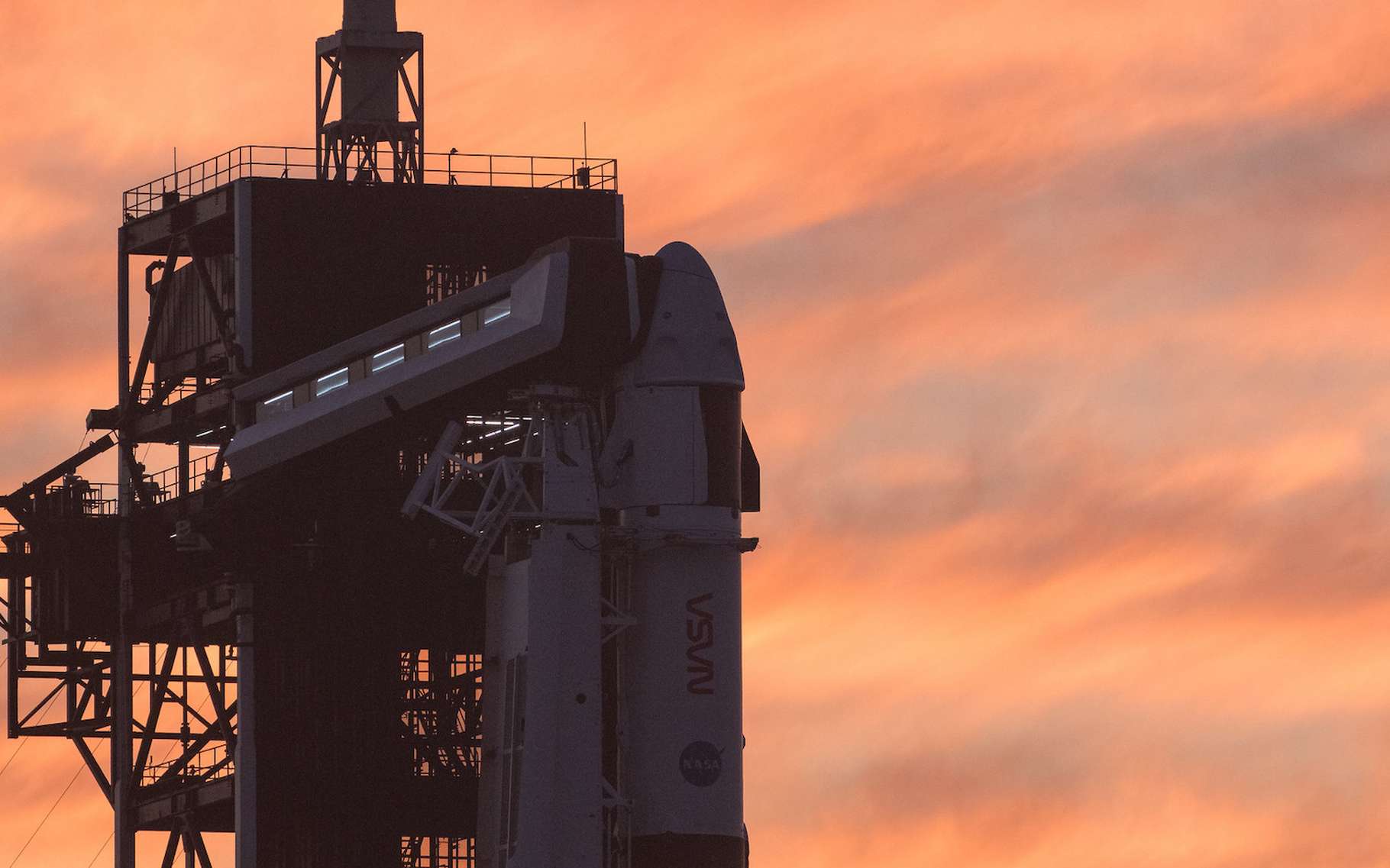Le Crew Dragon de SpaceX attend sur le pas de tir du centre spatial Kennedy. Son lancement direction la Station spatiale internationale avec à son bord Thomas Pesquet est prévu pour ce vendredi 23 avril 2021, à 11 h 49, heure de Paris. © Nasa