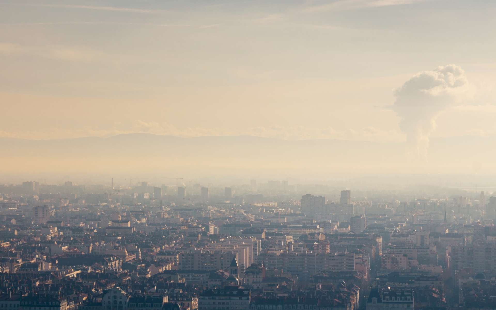 Le quatrième rapport du Haut Conseil pour le Climat (HCC) appelle à « dépasser les constats pour mettre en œuvre les solutions ». Nuage de pollution au dessus de Lyon un jour de canicule. © jef 77, Adobe Stock