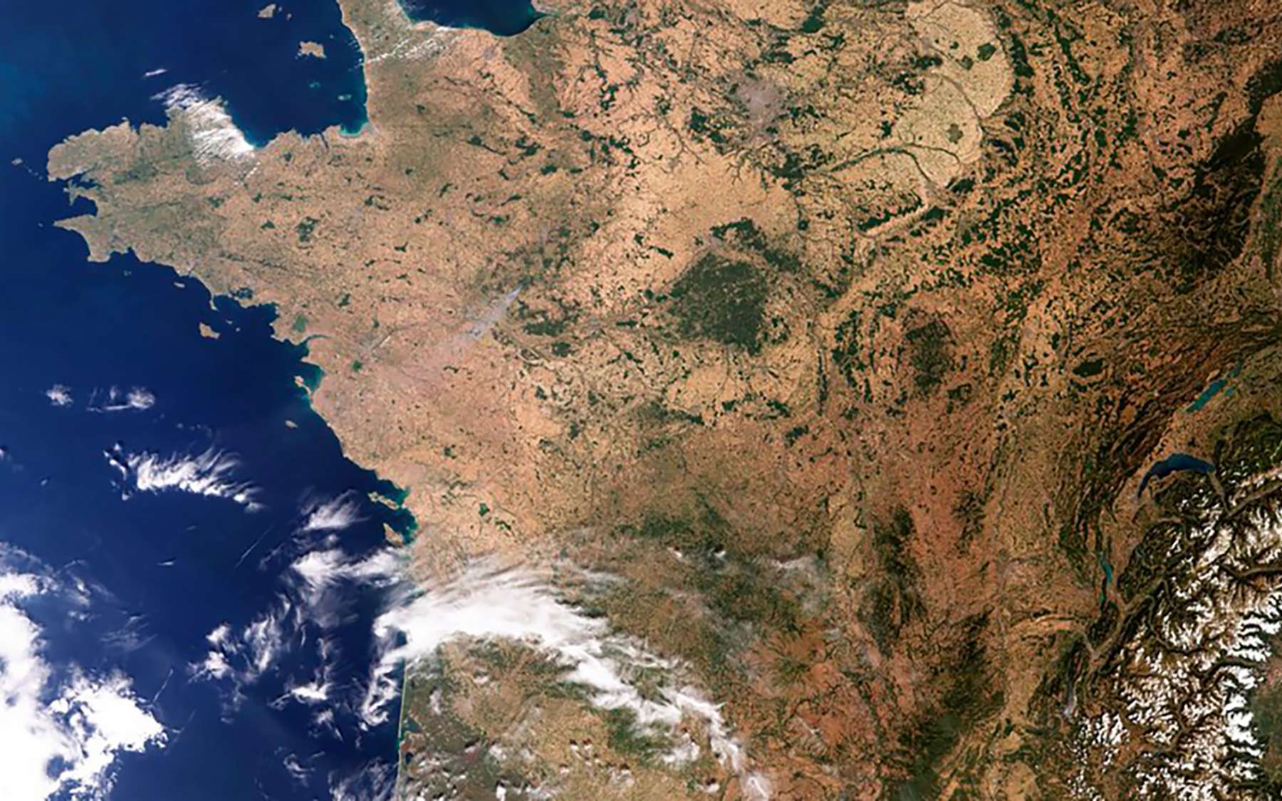 Image choquante de la France jaunie par la sécheresse vue de l'espace