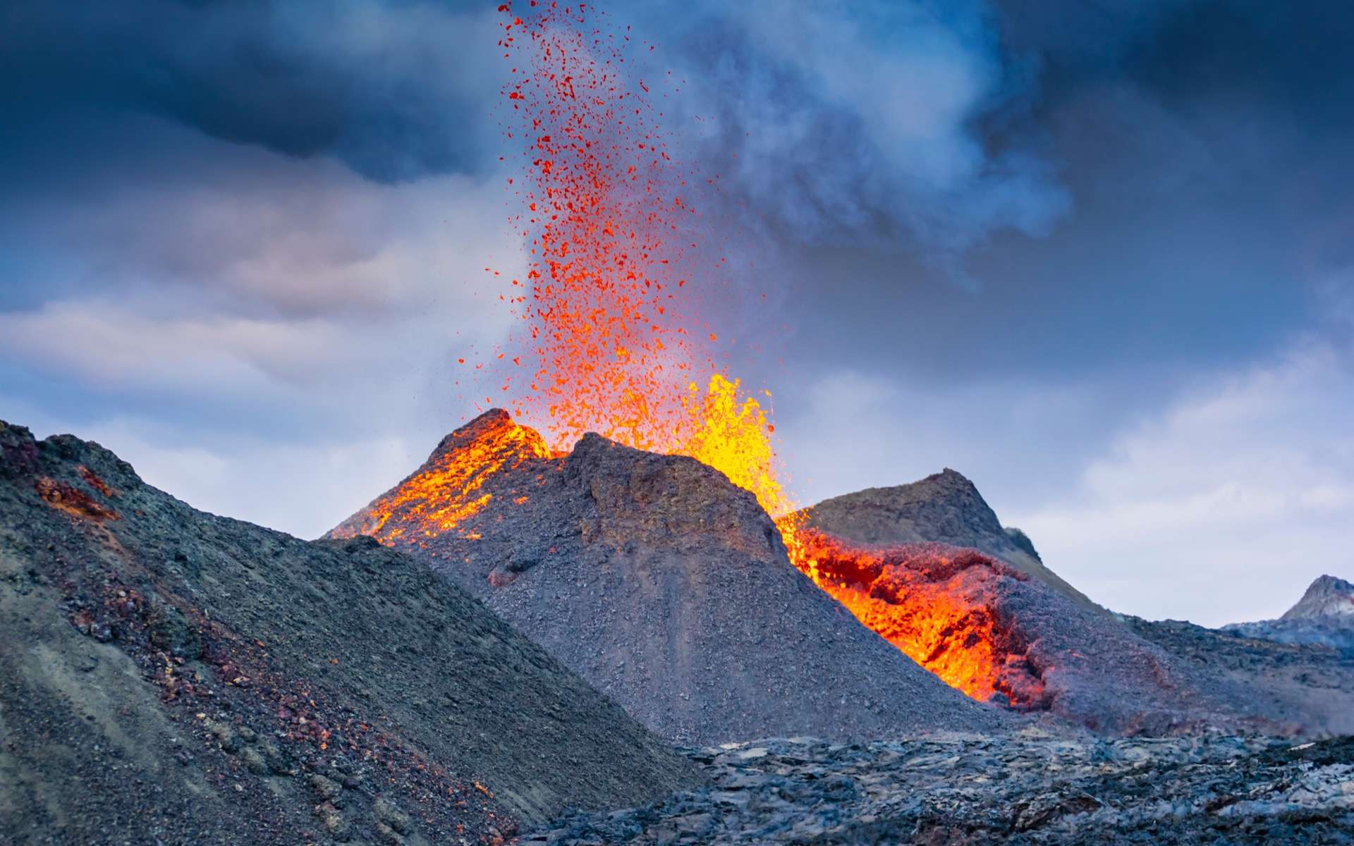 Images spectaculaires de l'éruption volcanique qui a débuté en Islande, sur la péninsule de Reykjanes. © Thorir, Adobe Stock