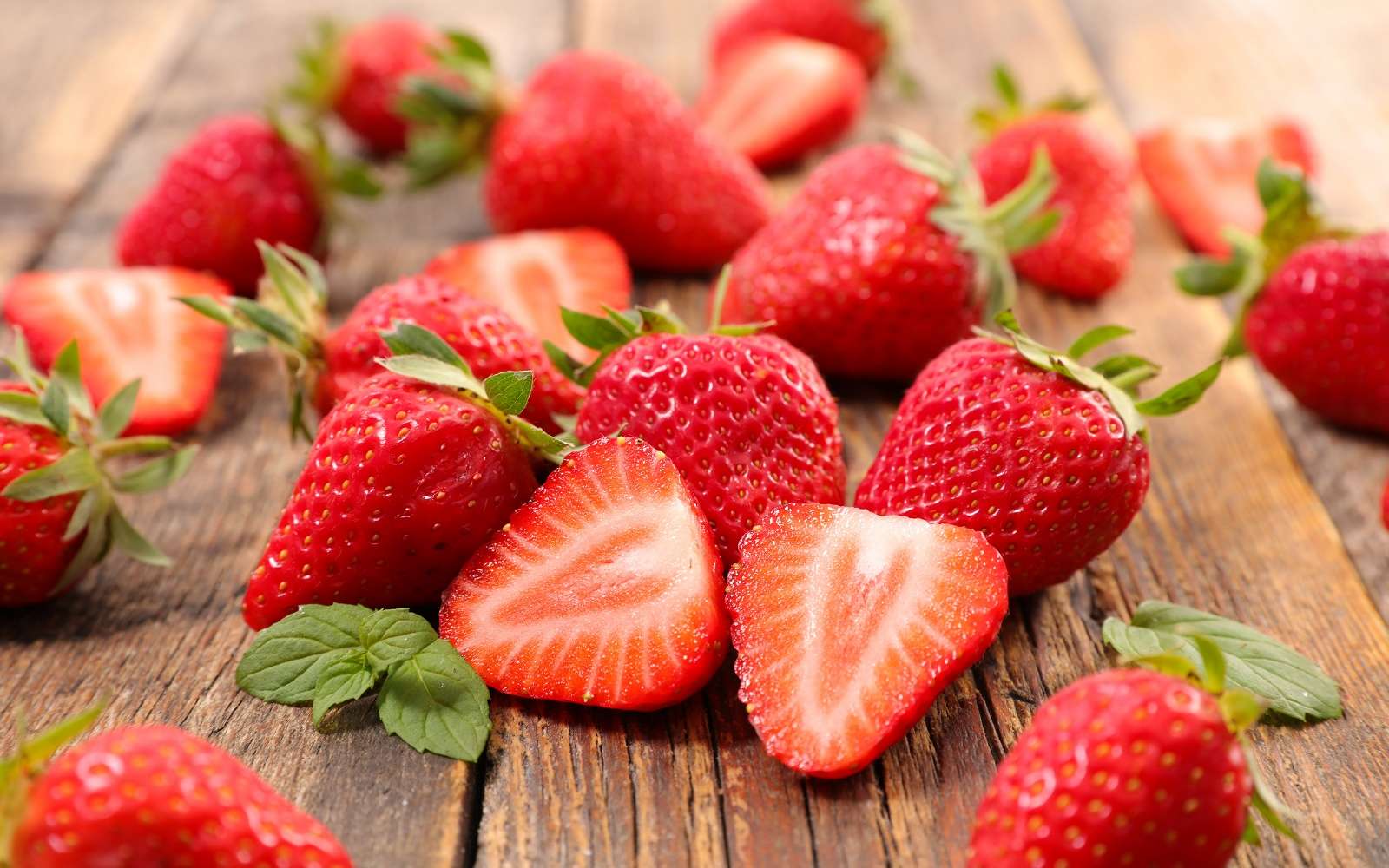 Récolte de fraises, petits fruits rouges savoureux. © M.studio, Adobe Stock